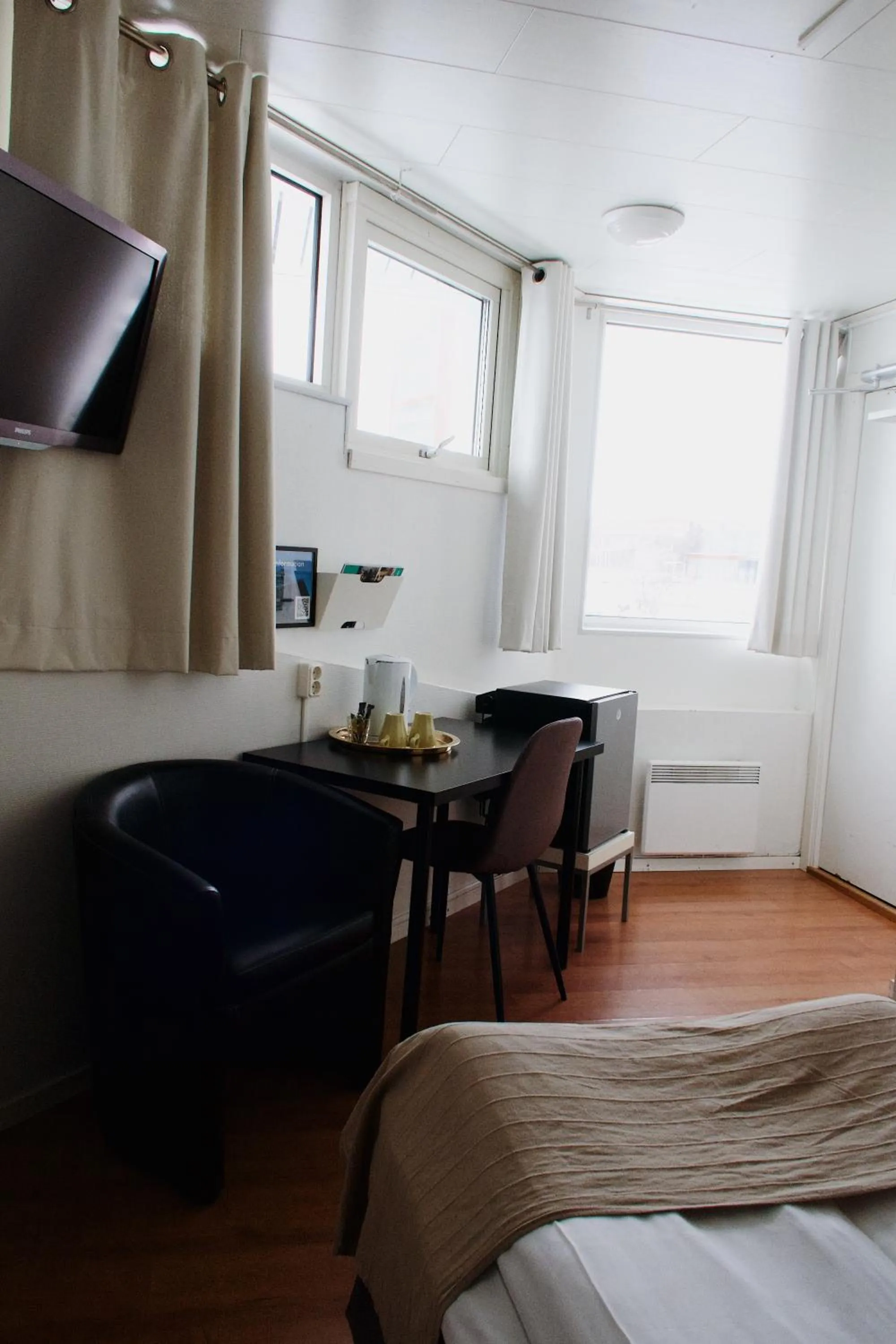 Property building, Bed in Hotel E-10 by First