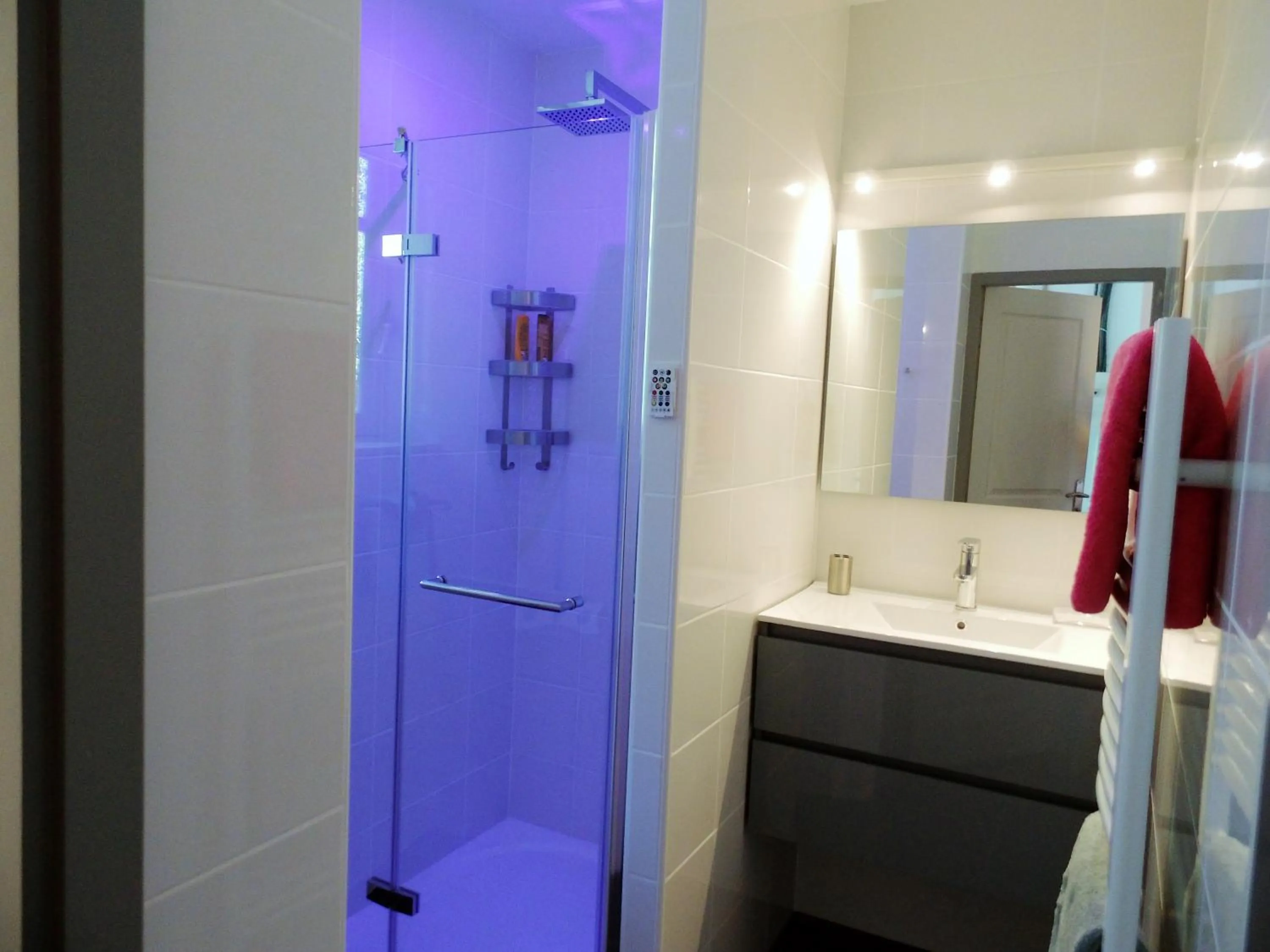 Shower, Bed in Moulin de la Fayolle