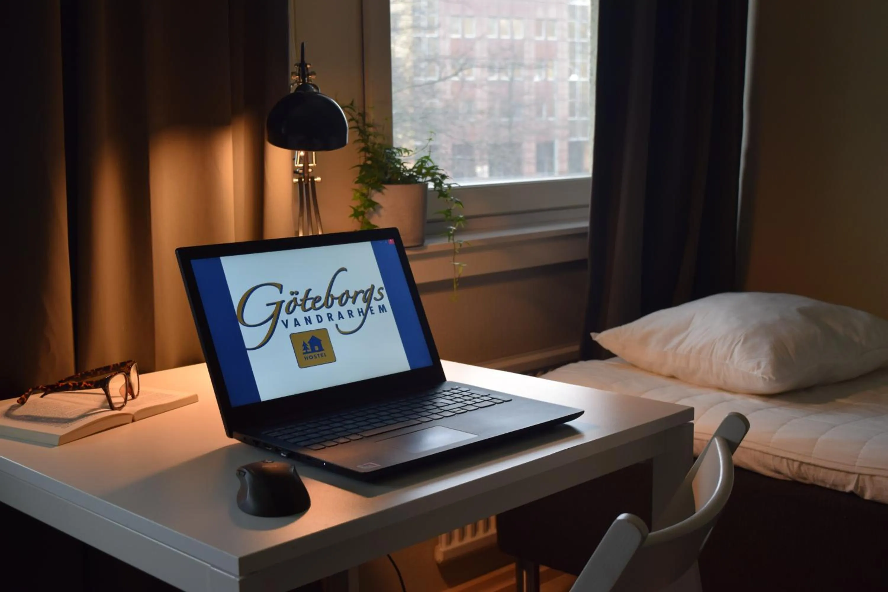 Seating area, Bed in Göteborg Hostel