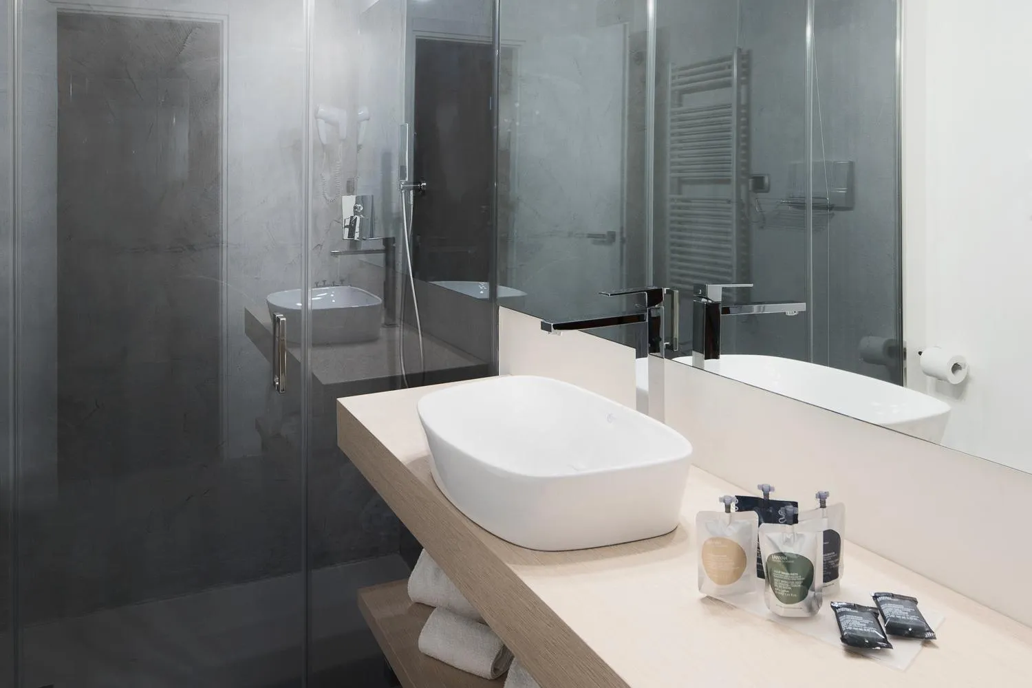 Shower in Garda Hotel