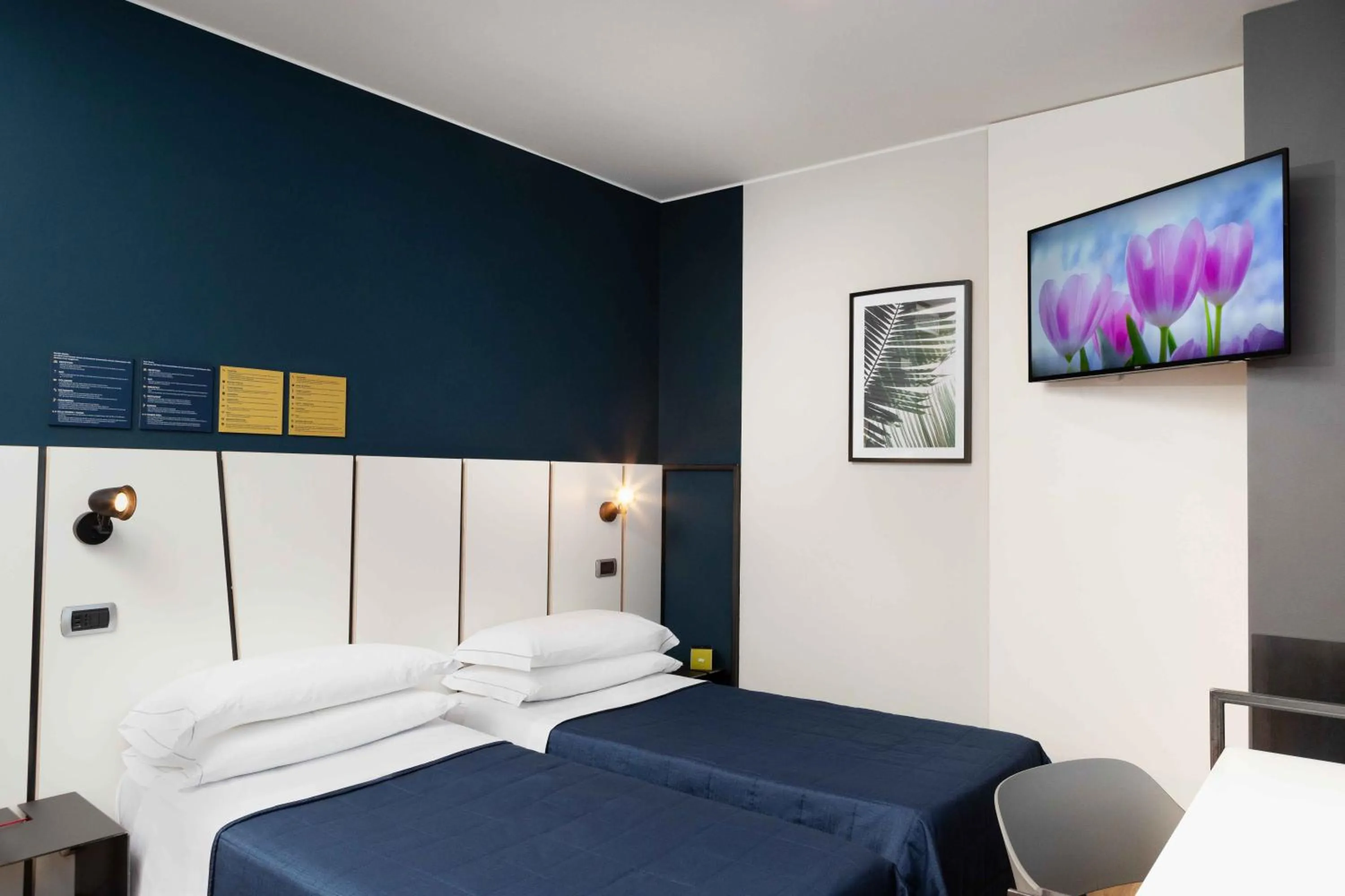 Bedroom, Bed in Garda Hotel