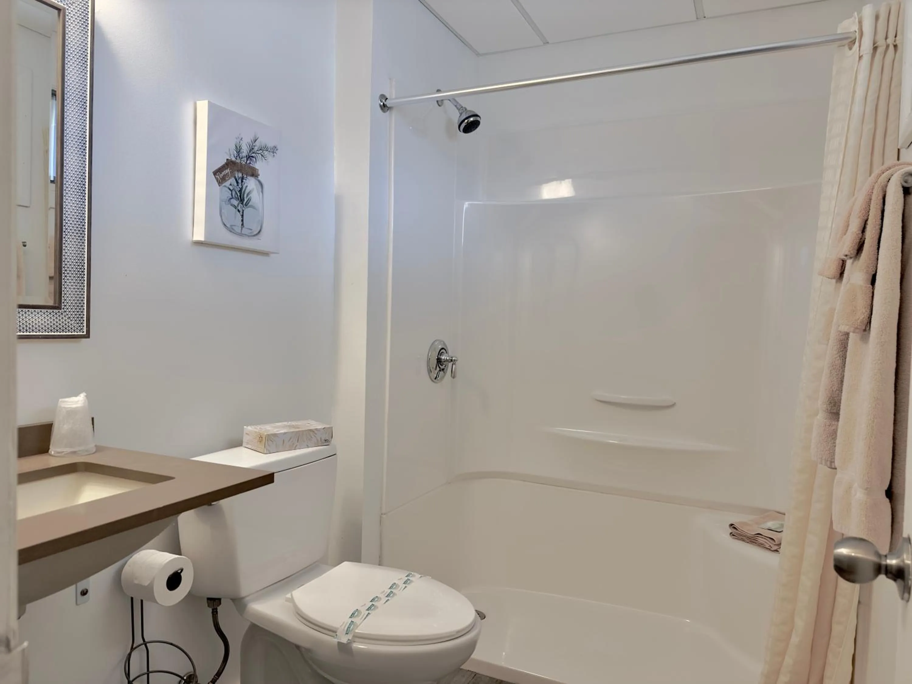 Bathroom in Colonial Valley Motel