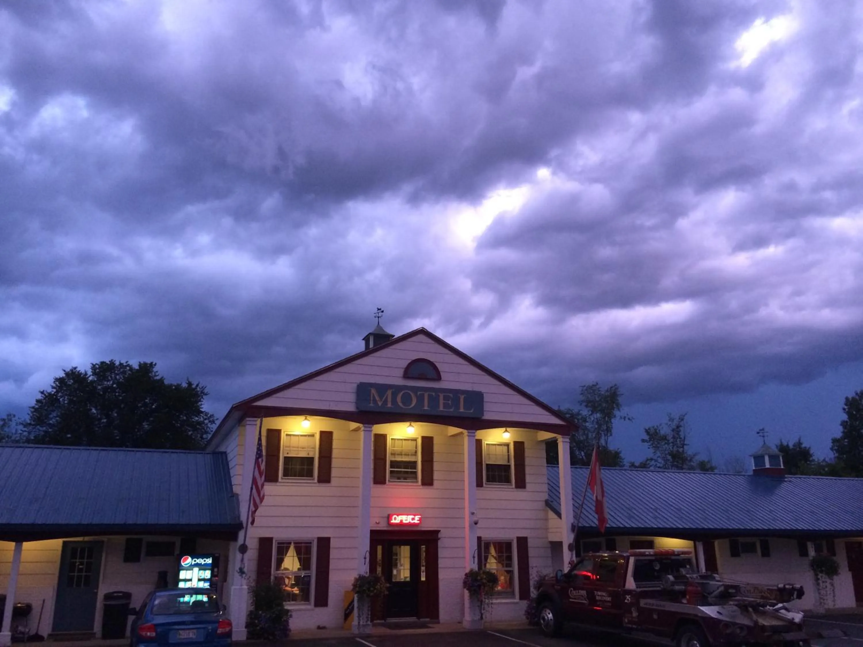 Facade/entrance in Colonial Valley Motel