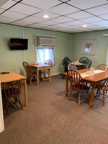 Dining area in Colonial Valley Motel