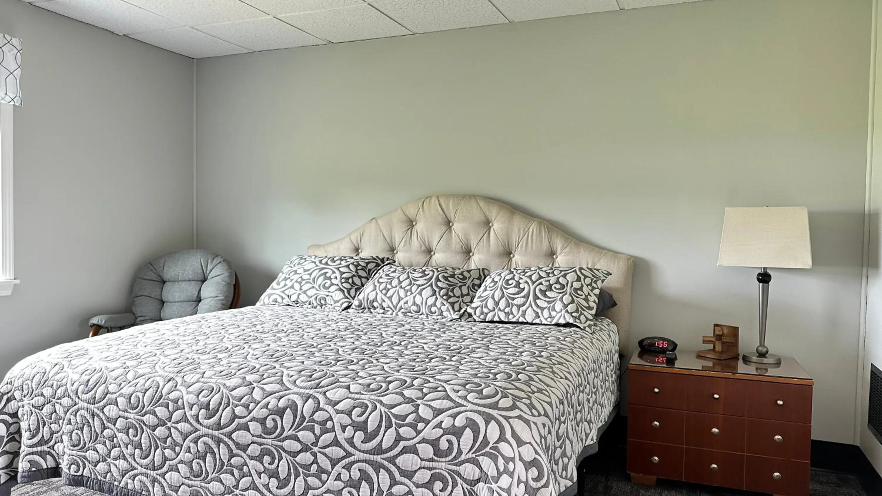 Bed in Colonial Valley Motel