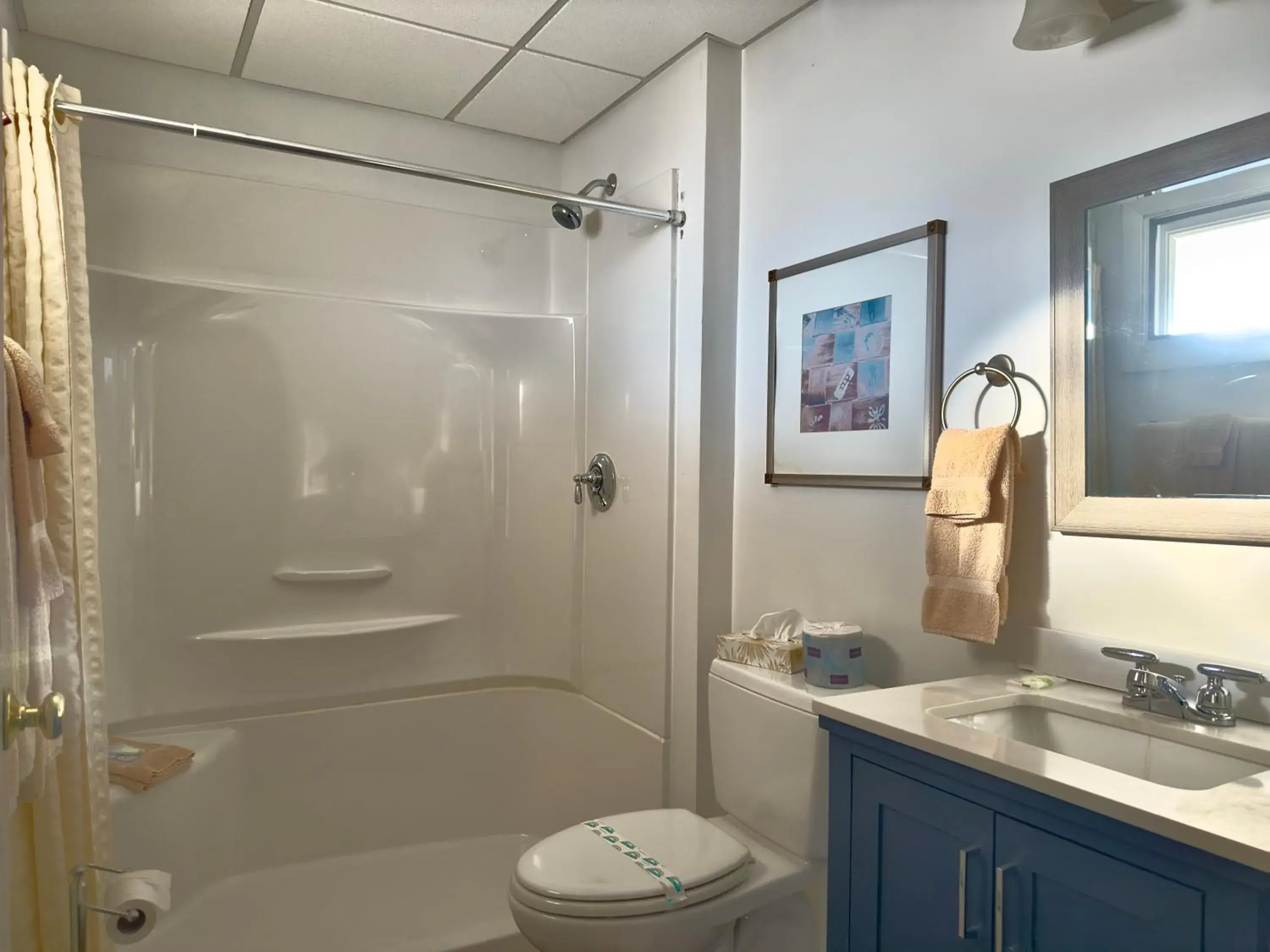 Queen Room in Colonial Valley Motel Queen Room in Colonial Valley Motel