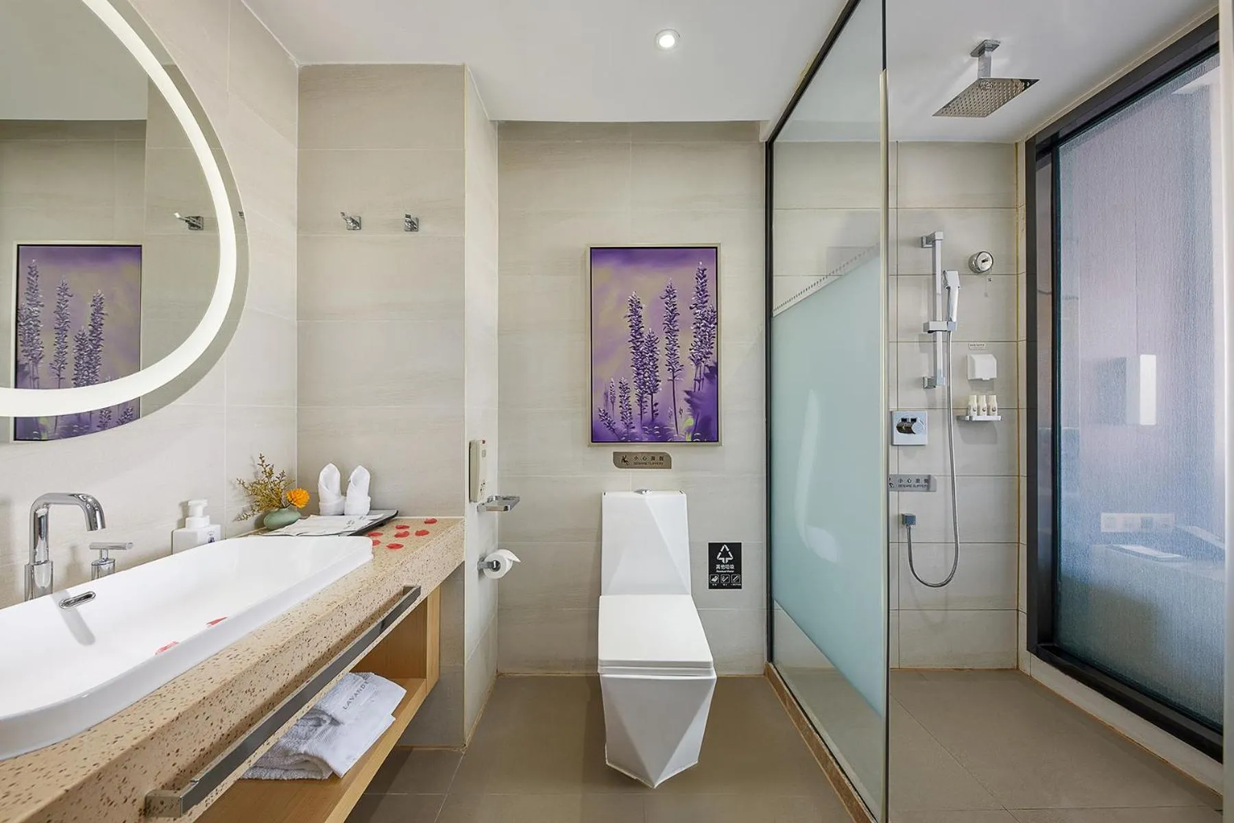 Shower in Lavande International Hotel Guangzhou Baiyun International Airport Branch - Free Shuttle Bus to Guangzhou Baiyun International Airport