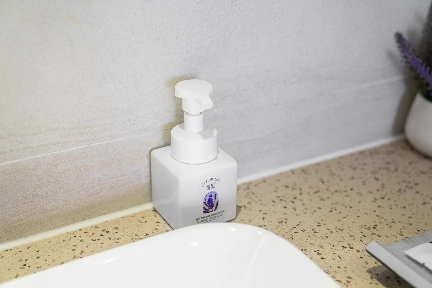 Bathroom in Lavande International Hotel Guangzhou Baiyun International Airport Branch - Free Shuttle Bus to Guangzhou Baiyun International Airport