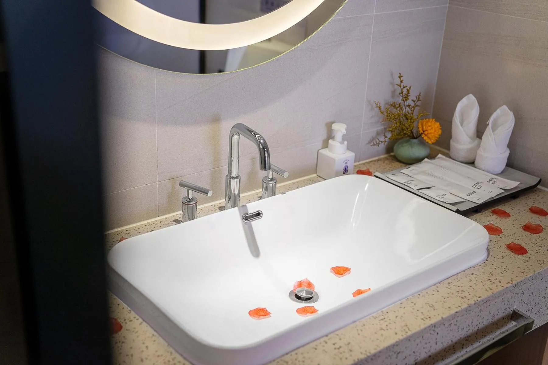 Bathroom in Lavande International Hotel Guangzhou Baiyun International Airport Branch - Free Shuttle Bus to Guangzhou Baiyun International Airport