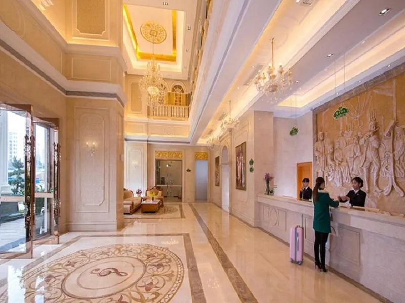 Vienna Classic Shenzhen Longhua Bus Station