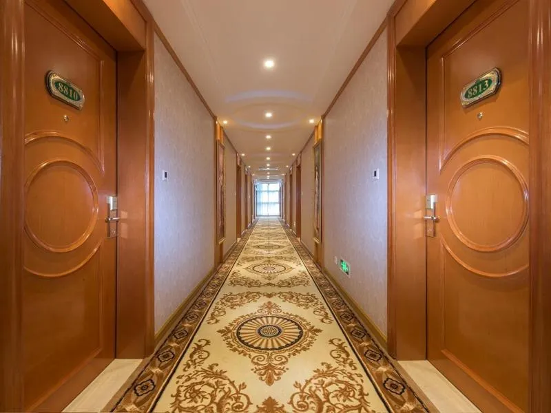 Vienna Classic Shenzhen Longhua Bus Station