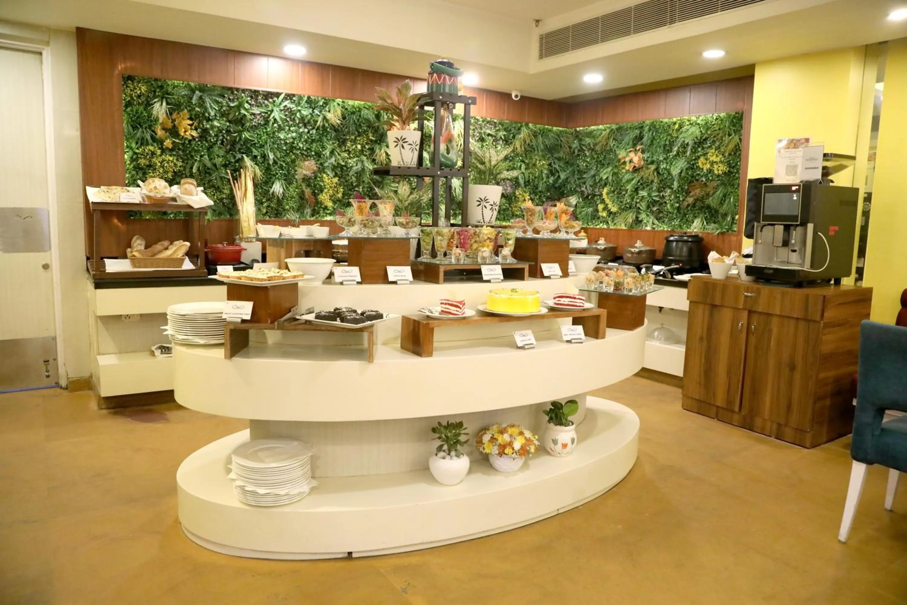 Restaurant/places to eat in Sarovar Portico Naraina, Hotel