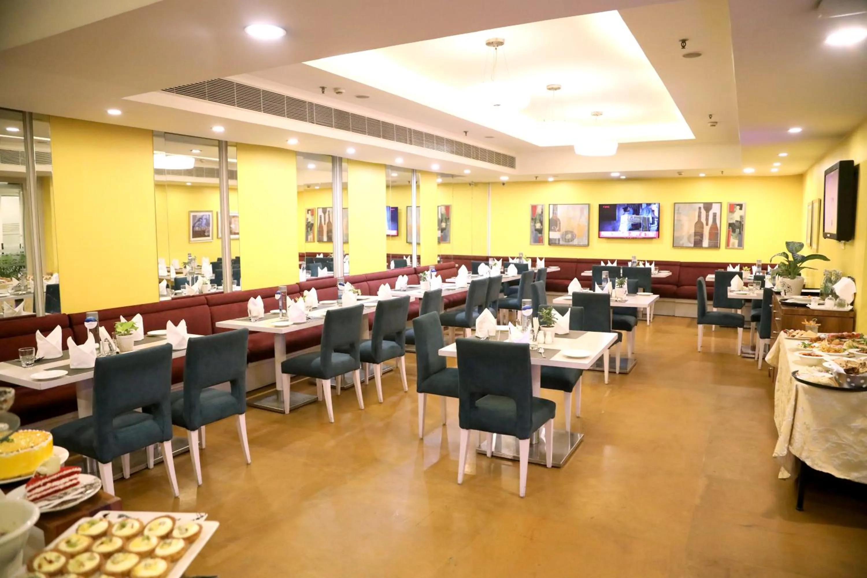Restaurant/places to eat in Sarovar Portico Naraina, Hotel