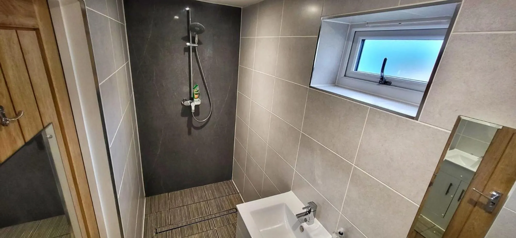 Shower in Deepcut Lodge Bed & Breakfast Self Service