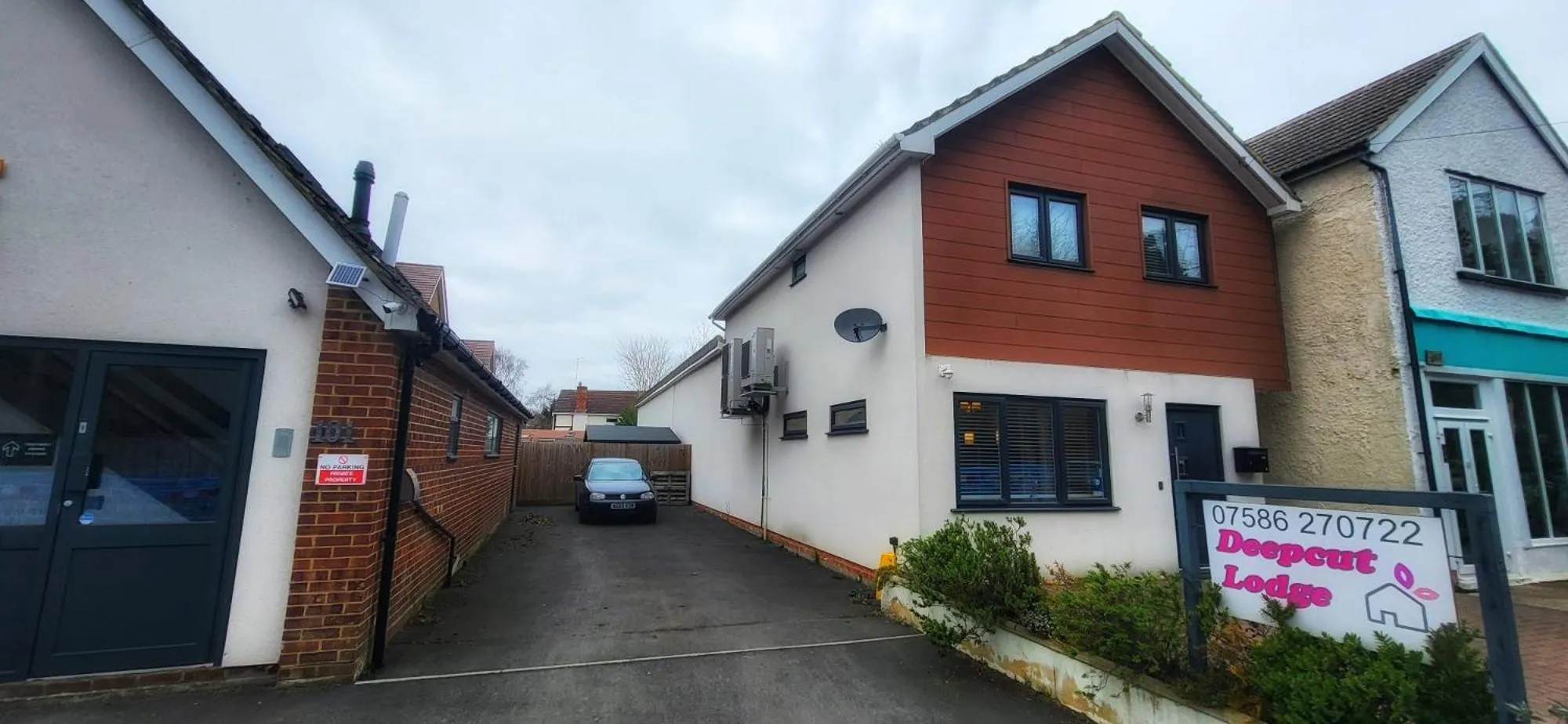 Property building in Deepcut Lodge Bed & Breakfast Self Service