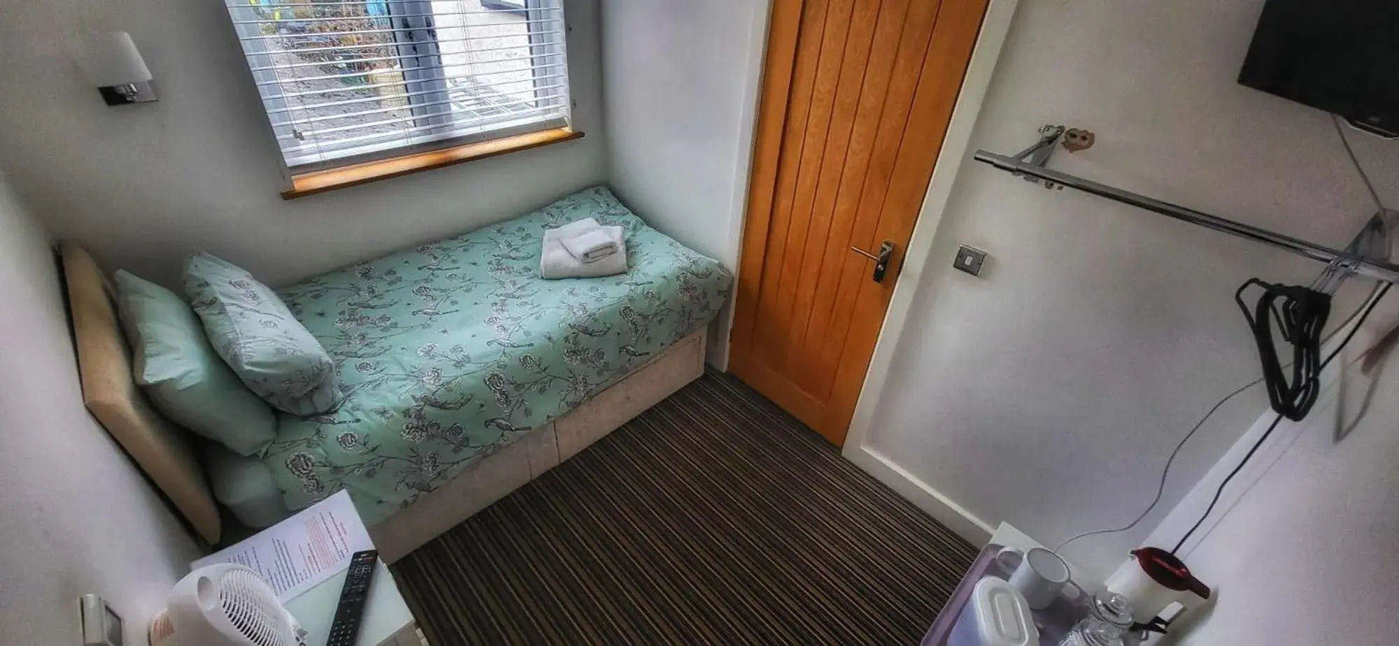 Single Room with Shower in Deepcut Lodge Bed & Breakfast Self Service Single Room with Shower in Deepcut Lodge Bed & Breakfast Self Service