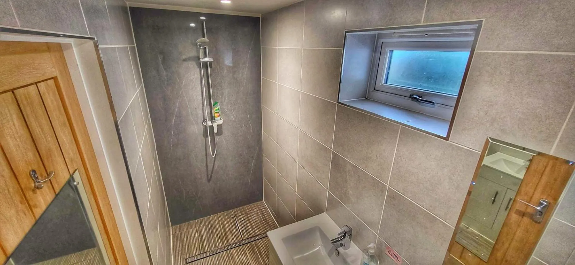 Shower in Deepcut Lodge Bed & Breakfast Self Service