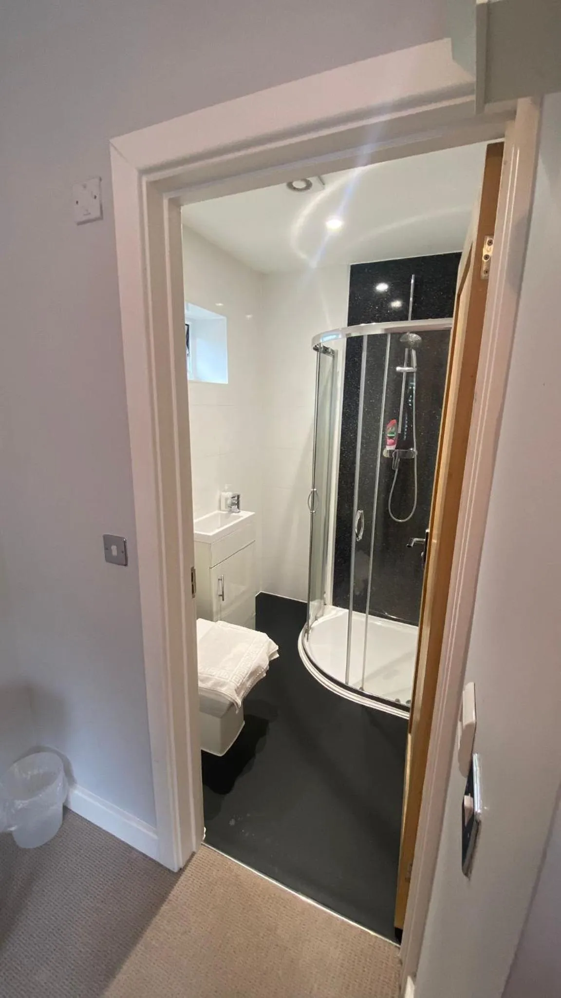 Shower in Deepcut Lodge Bed & Breakfast Self Service