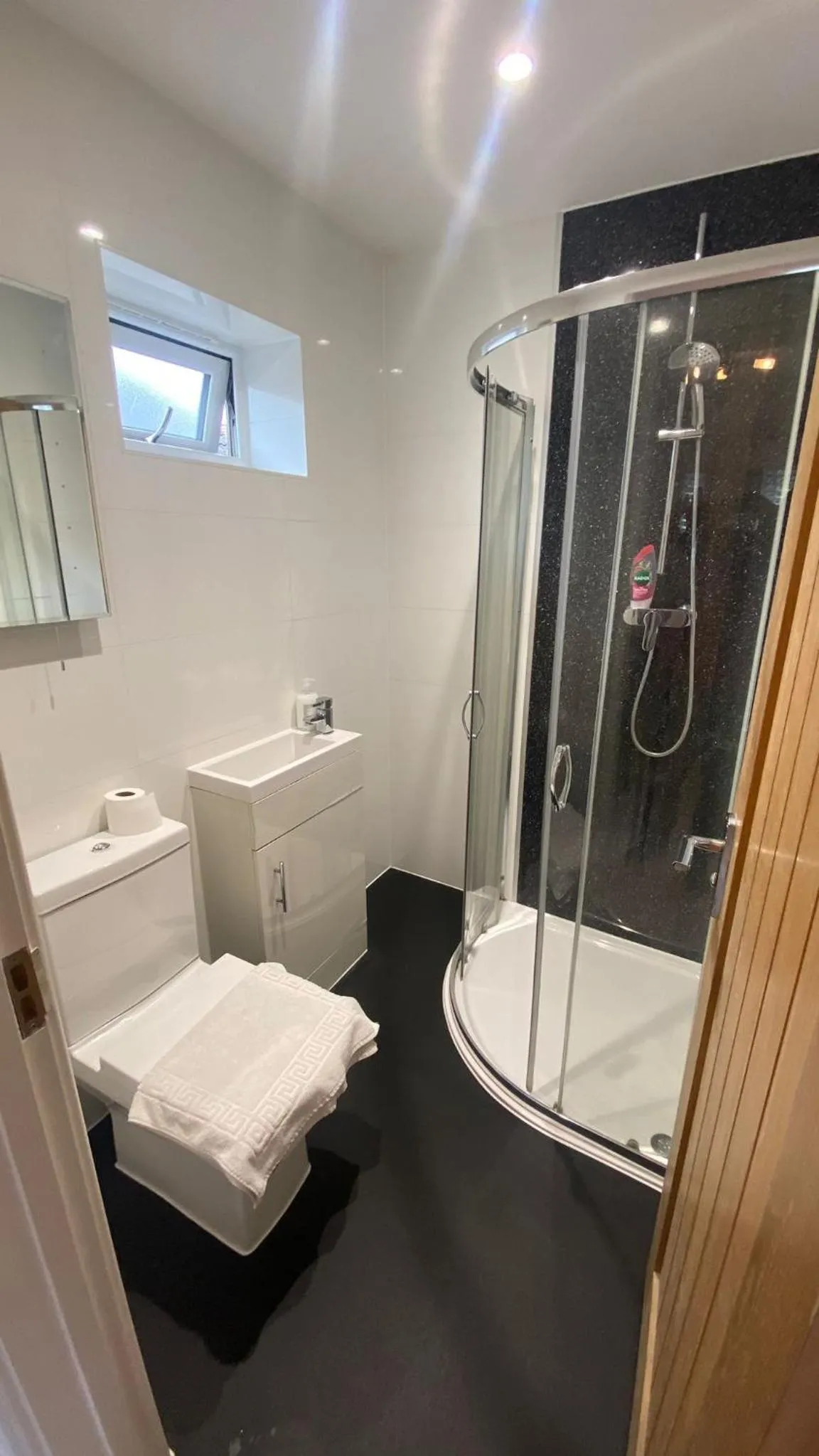 Shower in Deepcut Lodge Bed & Breakfast Self Service