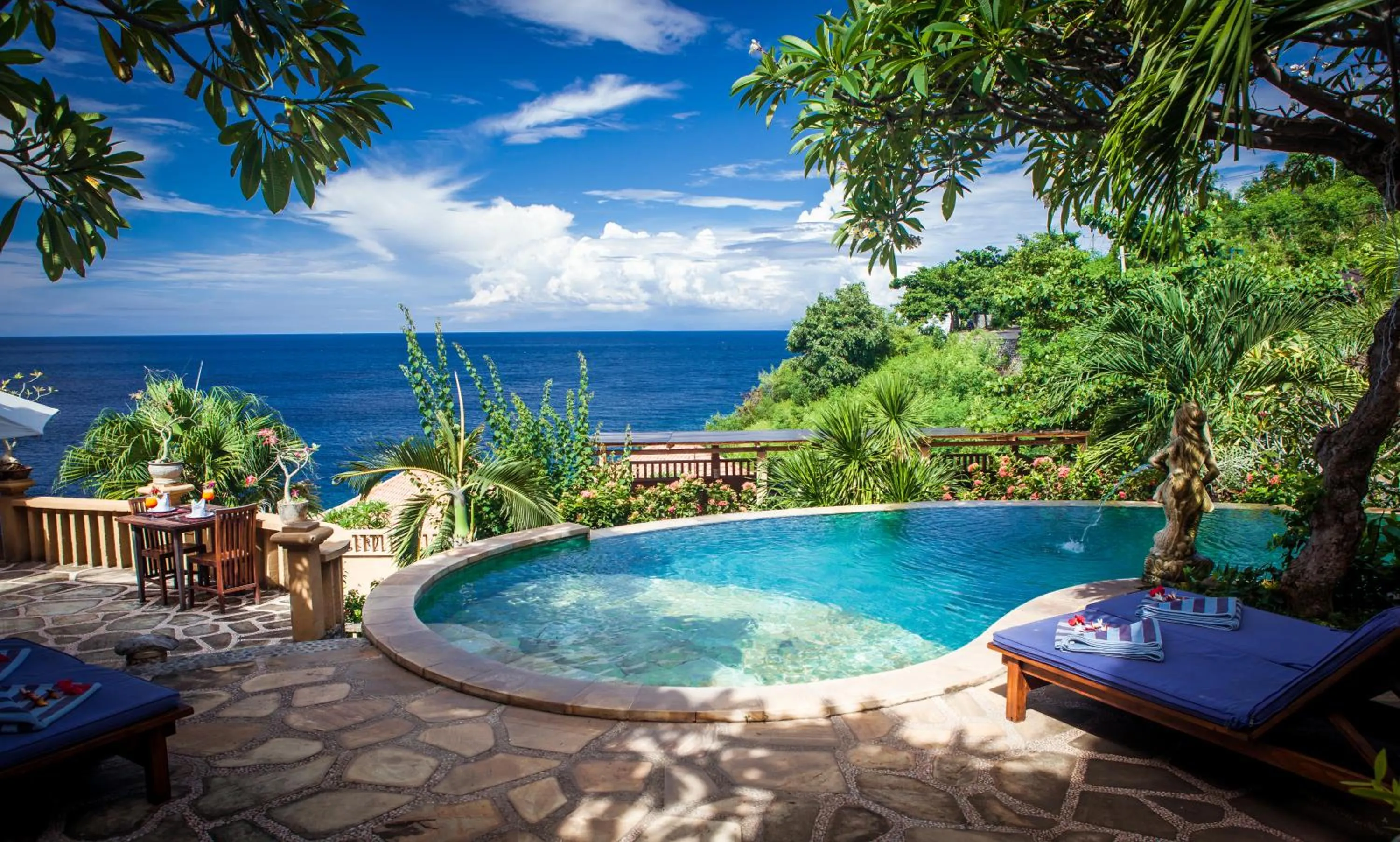 Swimming pool in Blue Moon Villas Resort