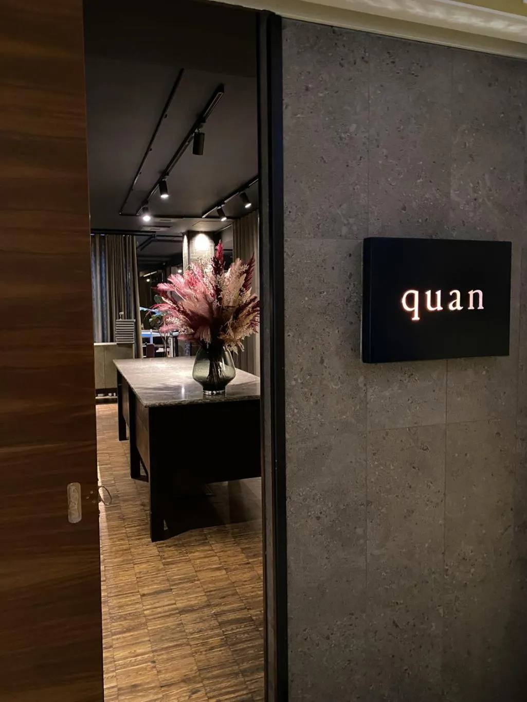 Restaurant/places to eat in Elite Hotel Esplanade