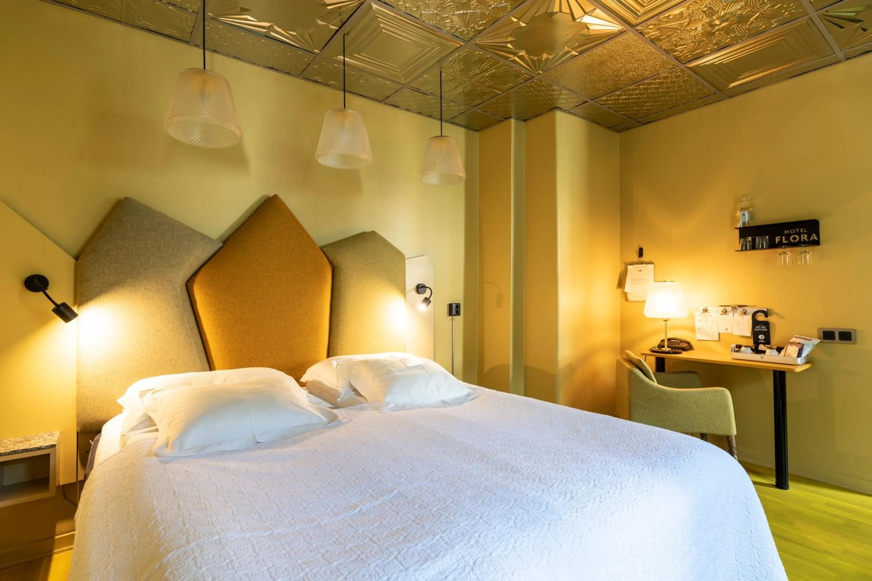 Property building, Bed in Hotel Flora