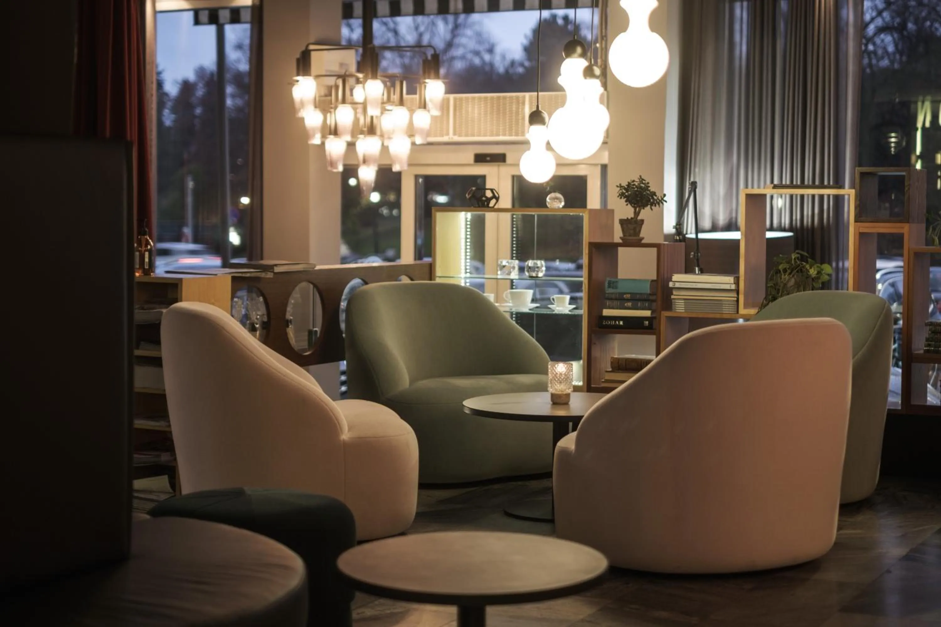 Restaurant/places to eat in Hotel Flora