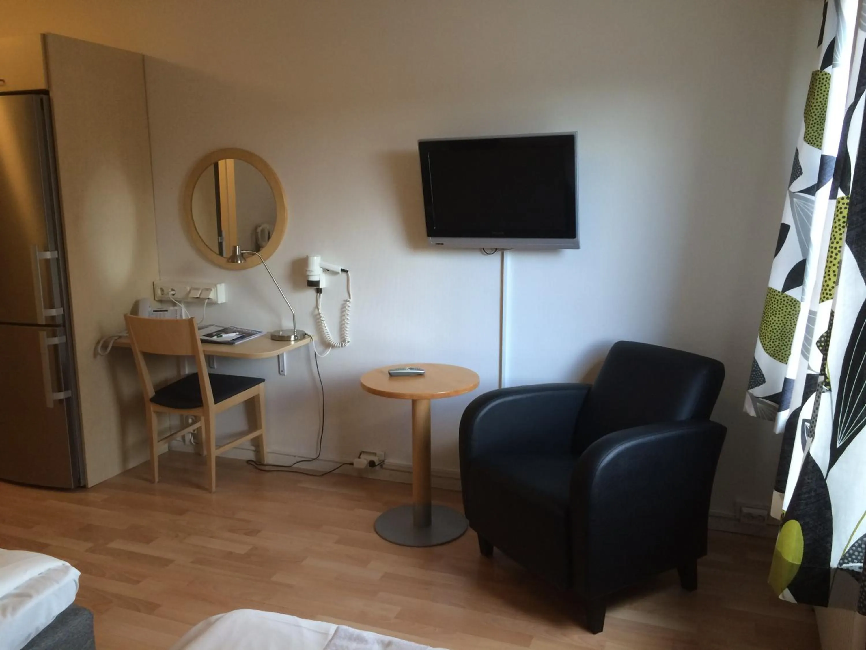 Seating area, Bed in Linköpings Cityhotell och Vandrarhem