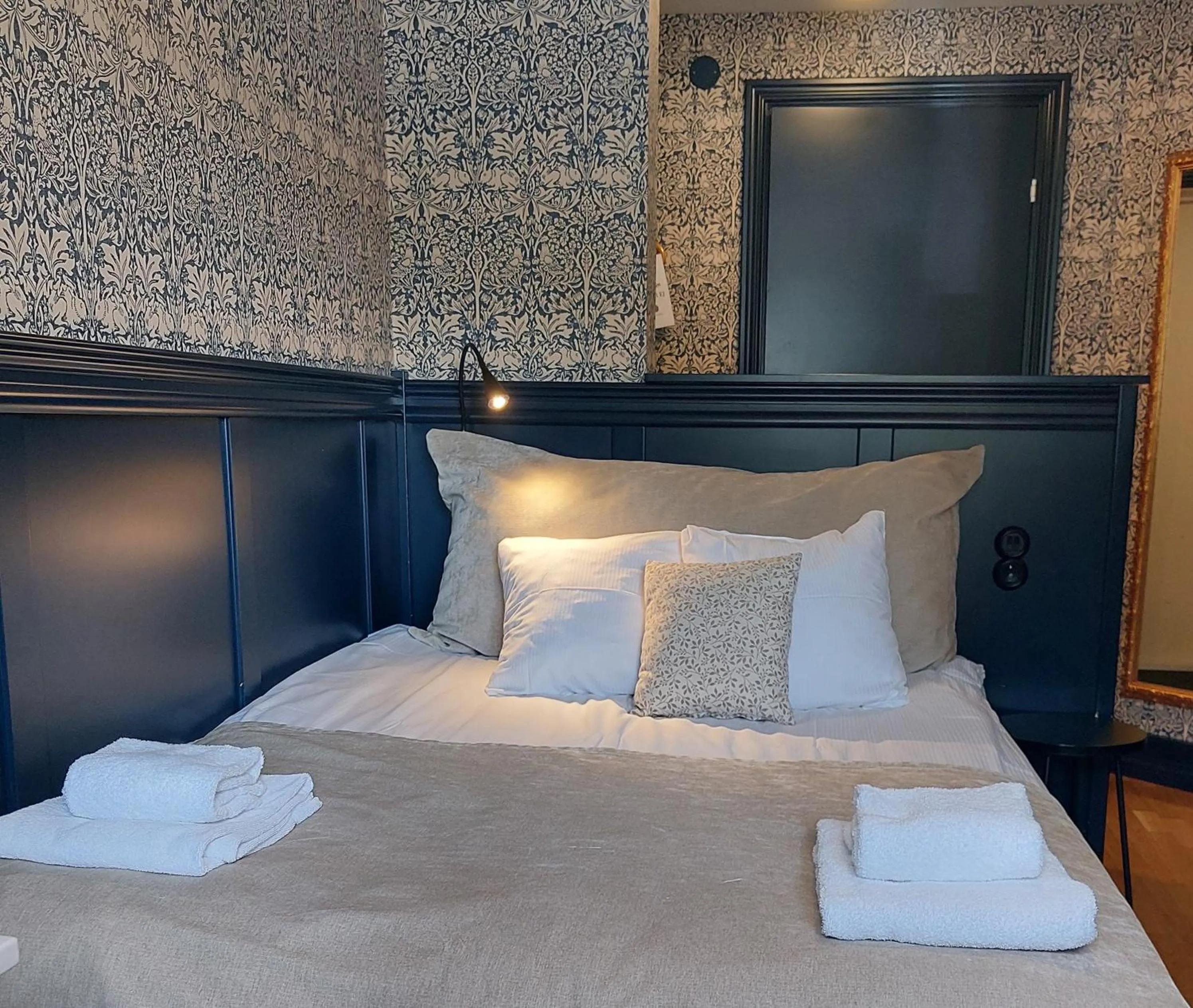 Bed in Hällsnäs Hotell & Restaurang