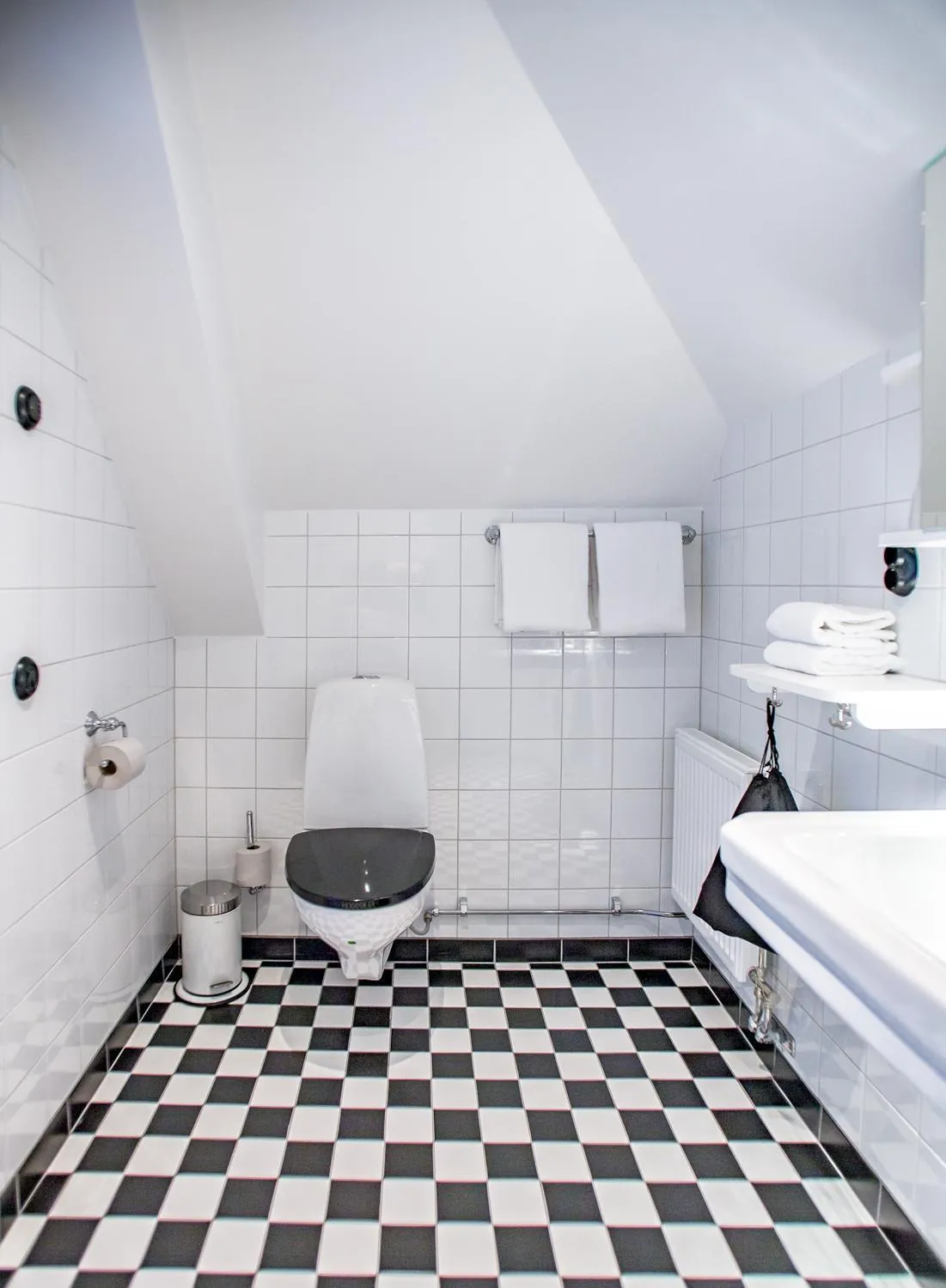 Bathroom, Bed in Akademihotellet