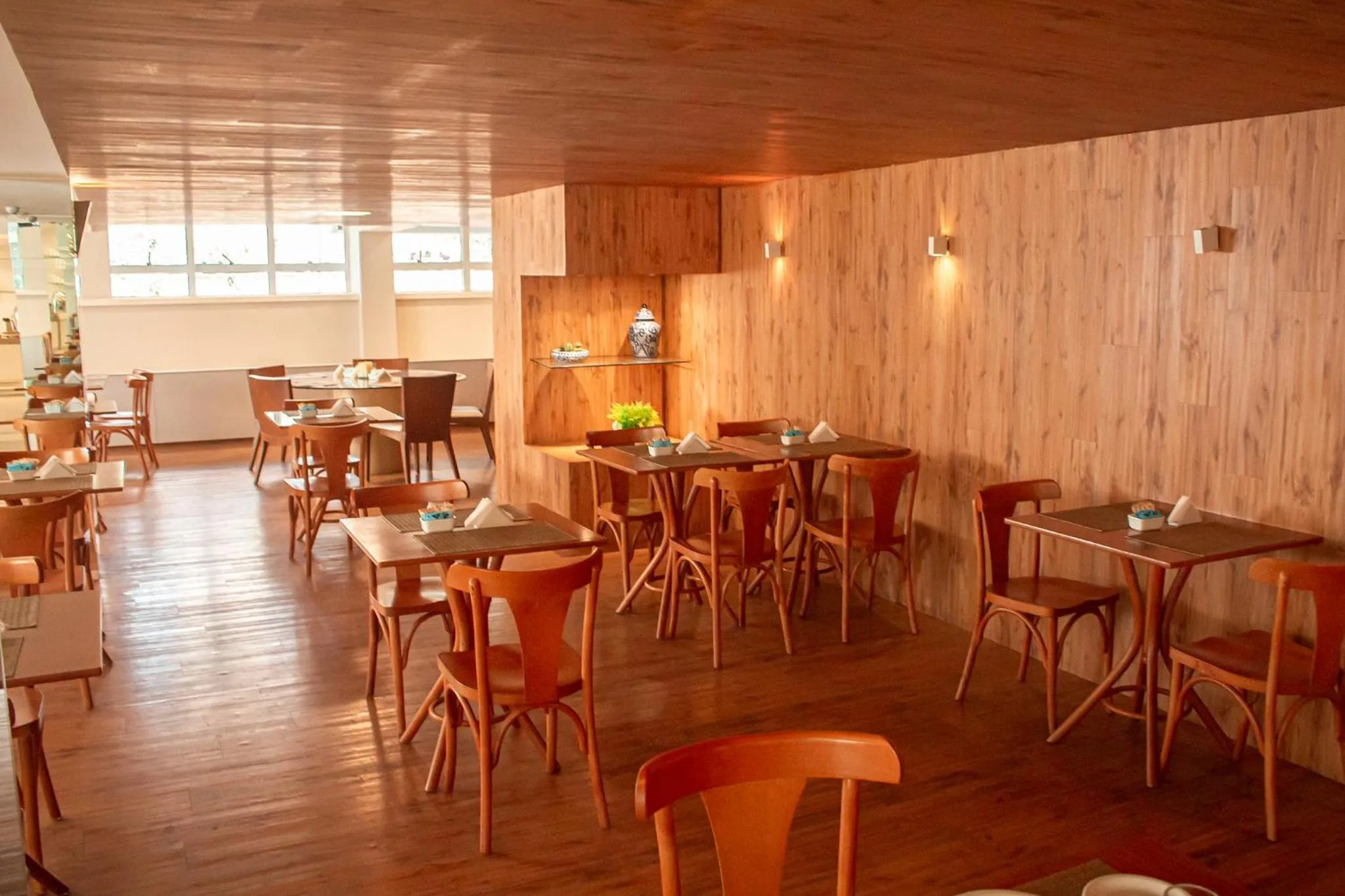 Restaurant/places to eat in Vip Hotel