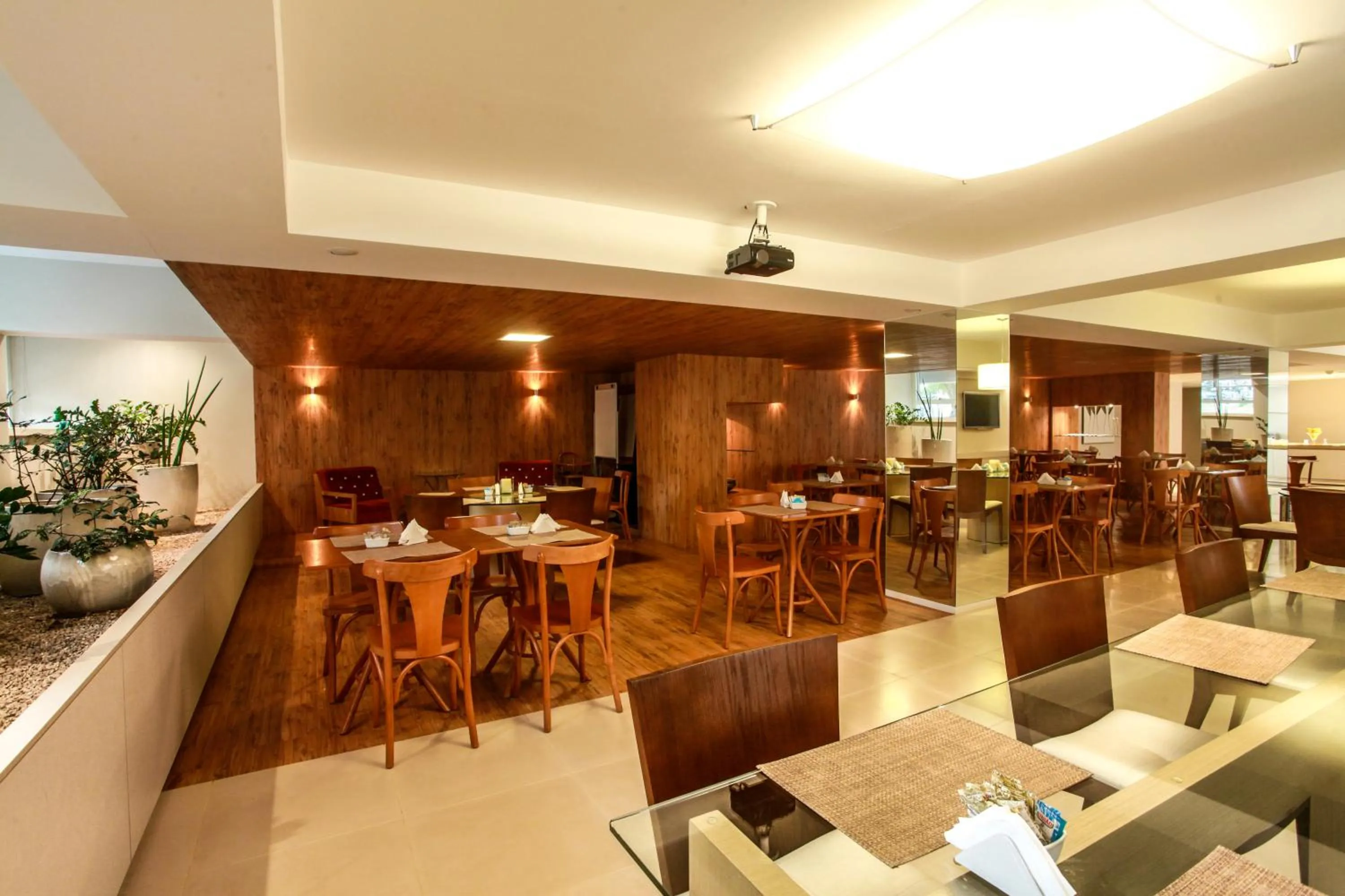 Restaurant/places to eat in Vip Hotel