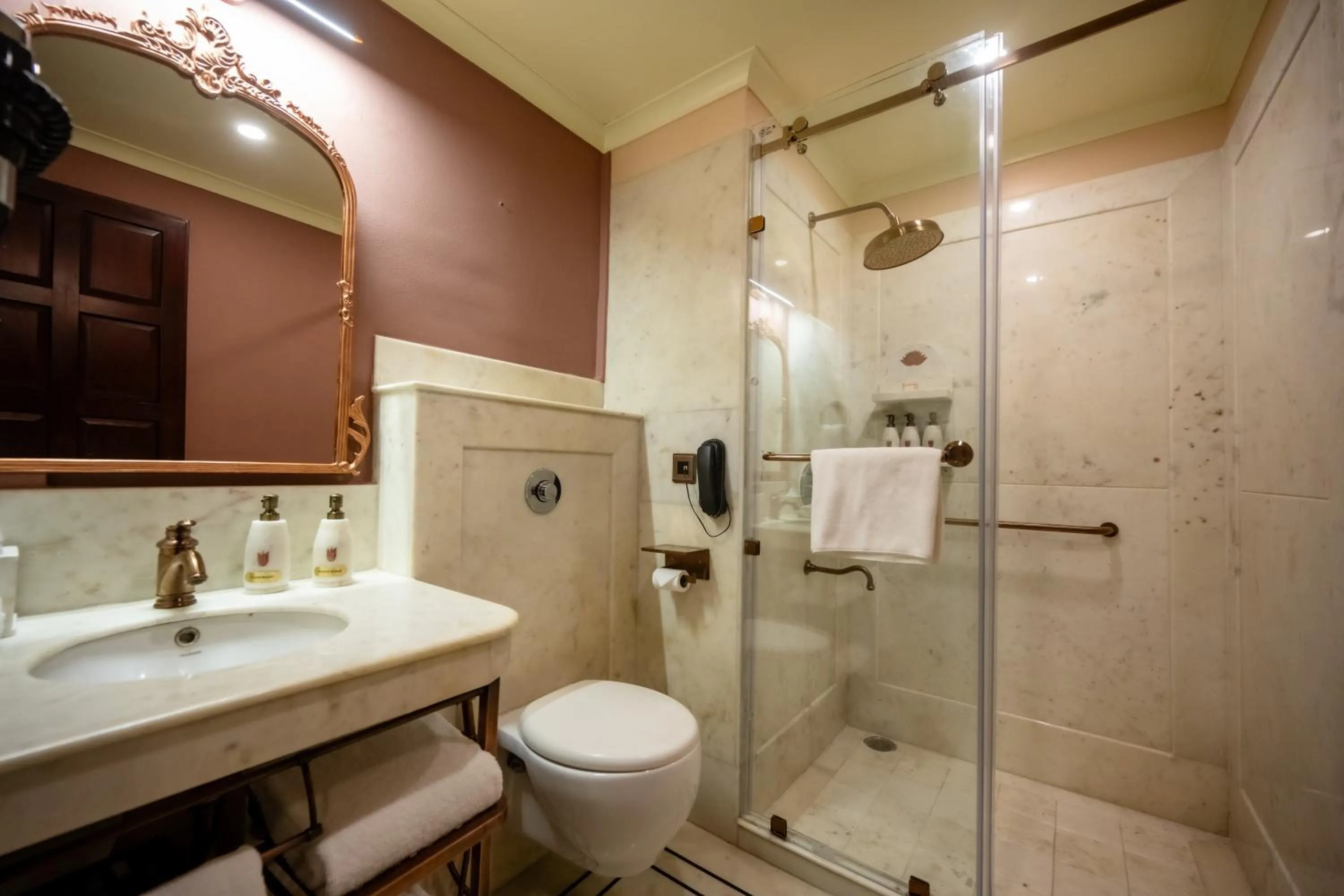 Bathroom in BrijRama Palace, Varanasi - By the Ganges