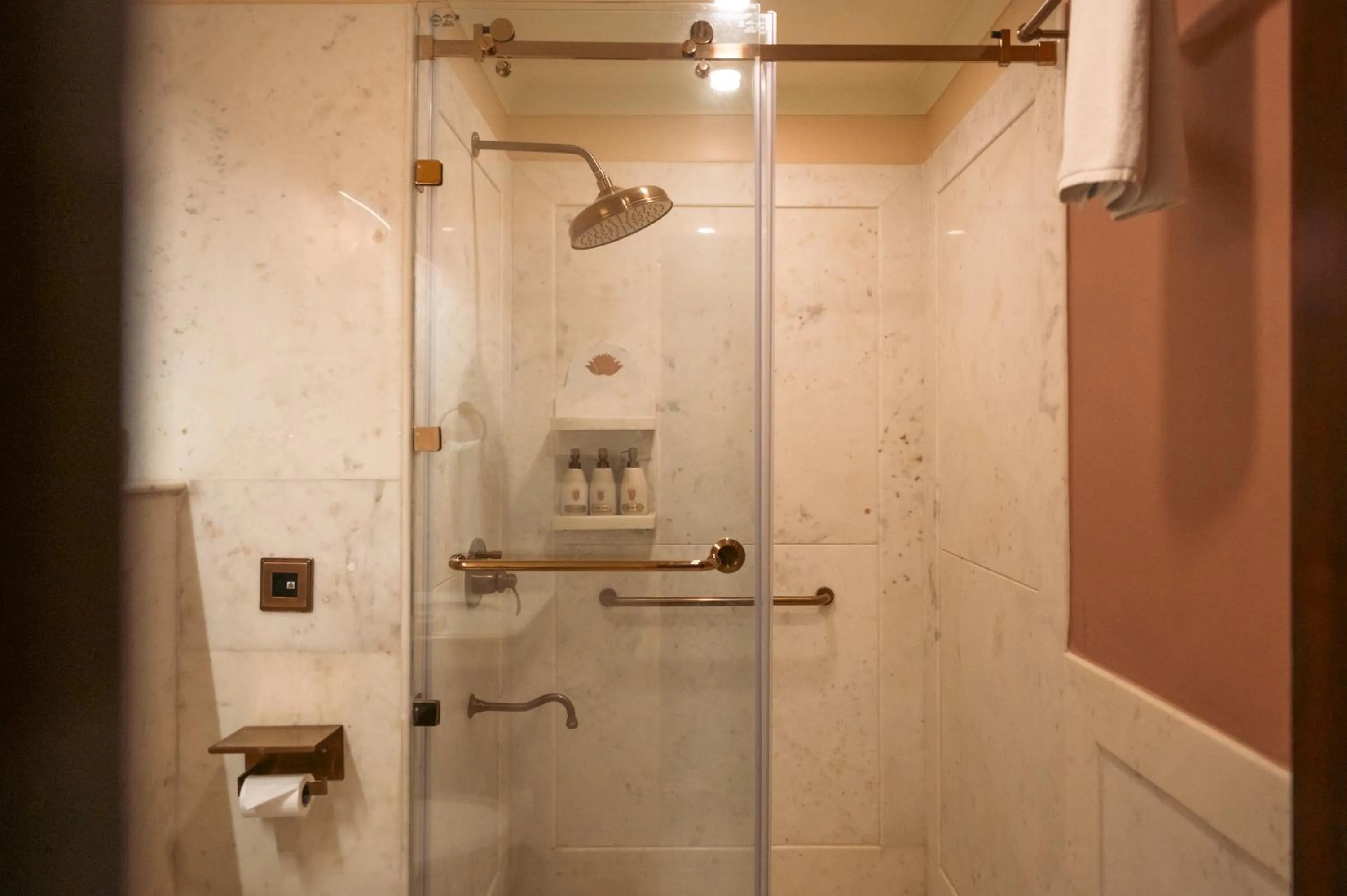 Bathroom in BrijRama Palace, Varanasi - By the Ganges