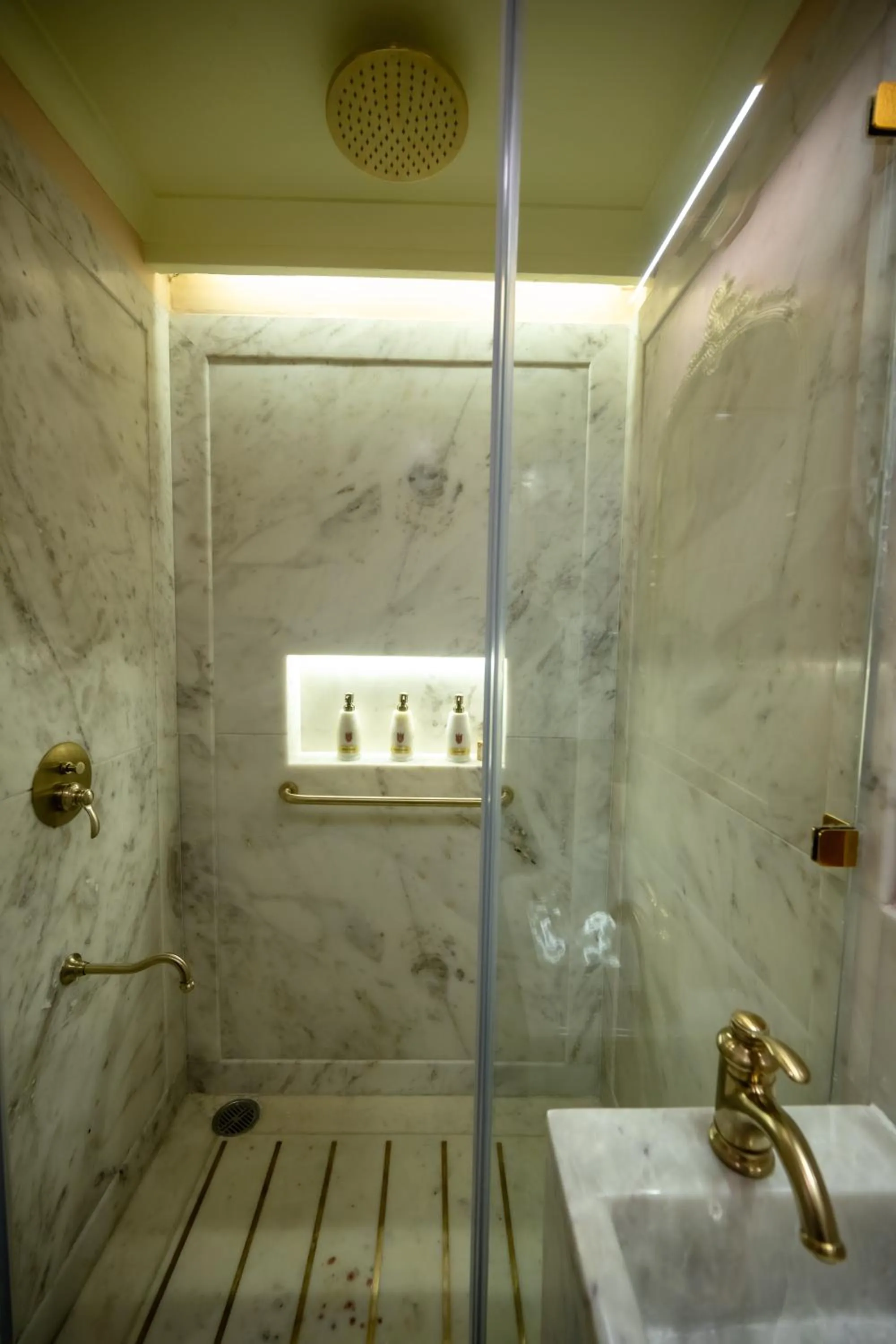 Bathroom in BrijRama Palace, Varanasi - By the Ganges