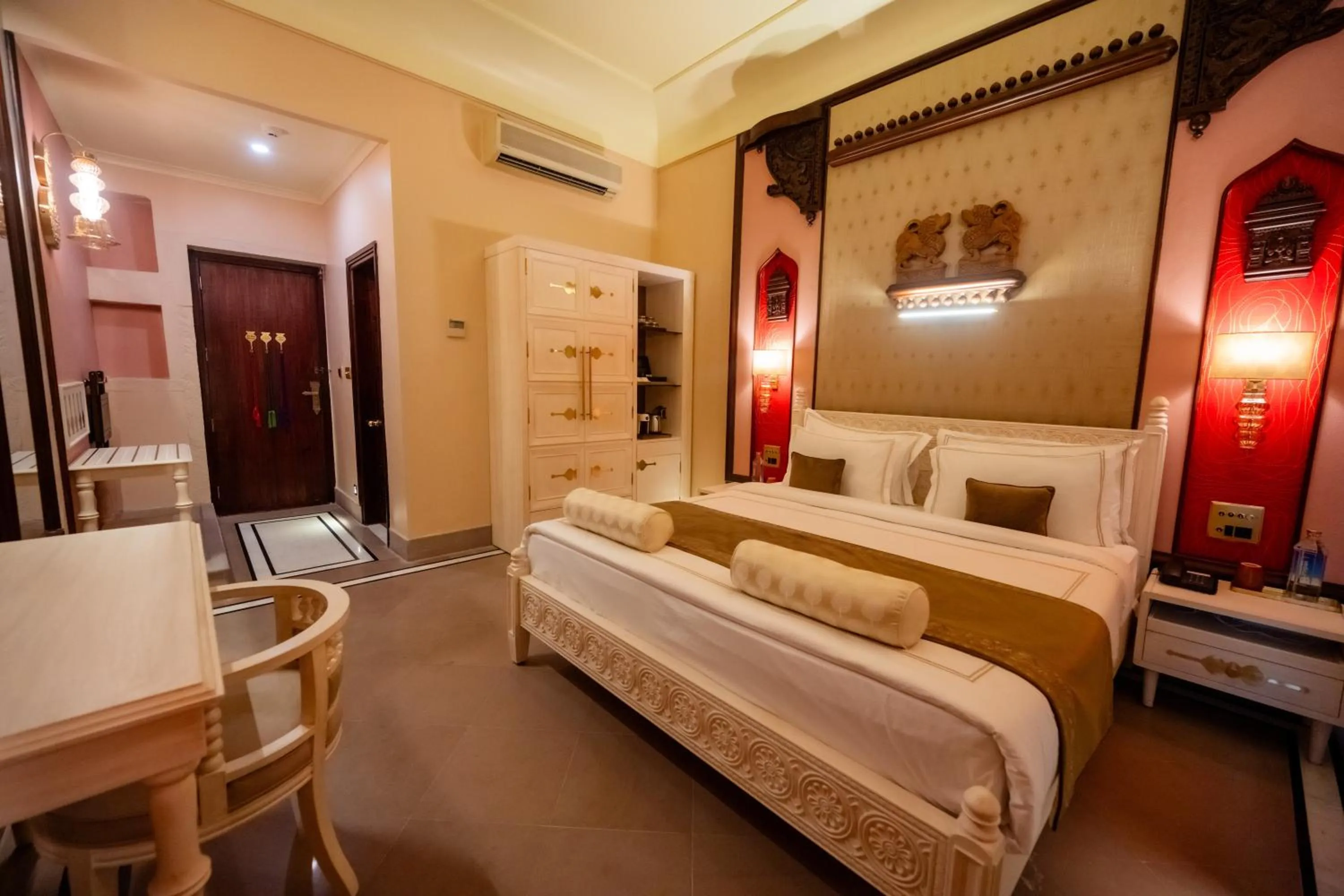 Bedroom, Bed in BrijRama Palace, Varanasi - By the Ganges