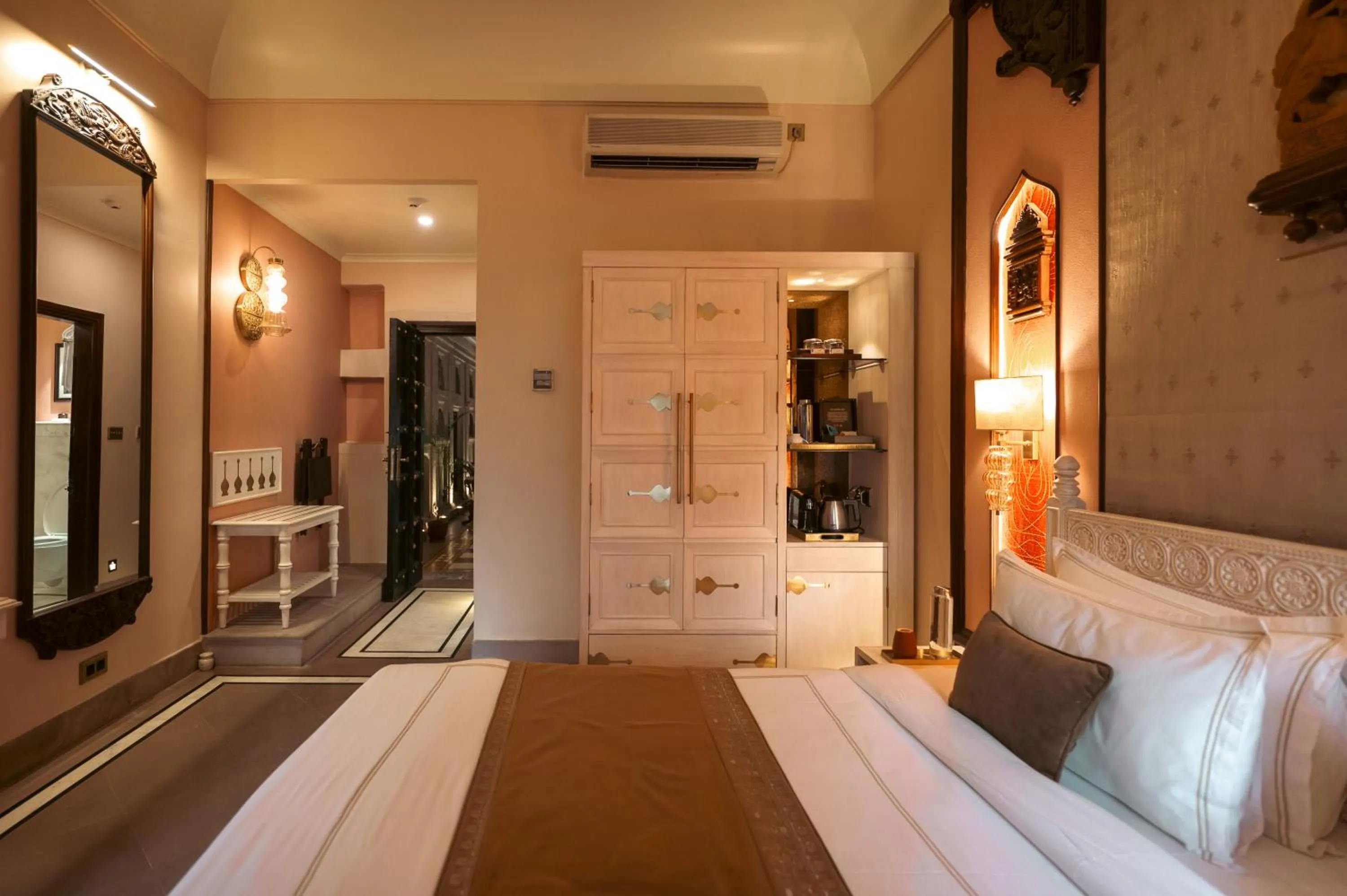 Bedroom, Bed in BrijRama Palace, Varanasi - By the Ganges