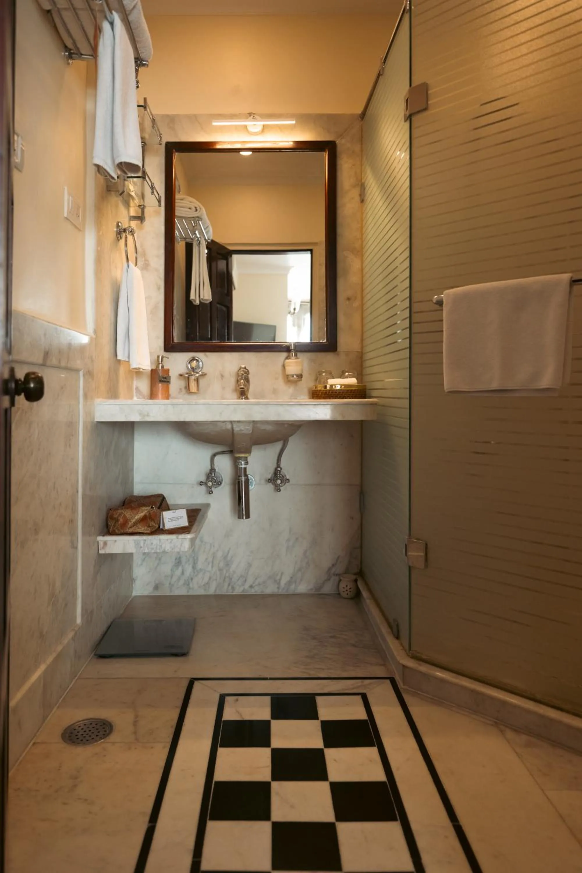 Bathroom in BrijRama Palace, Varanasi - By the Ganges