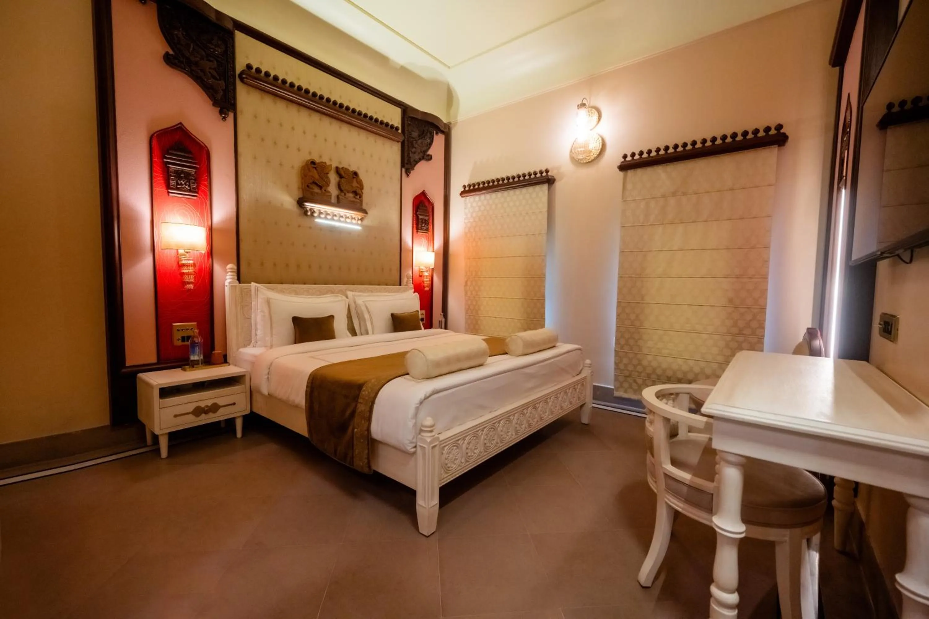 Bedroom, Bed in BrijRama Palace, Varanasi - By the Ganges