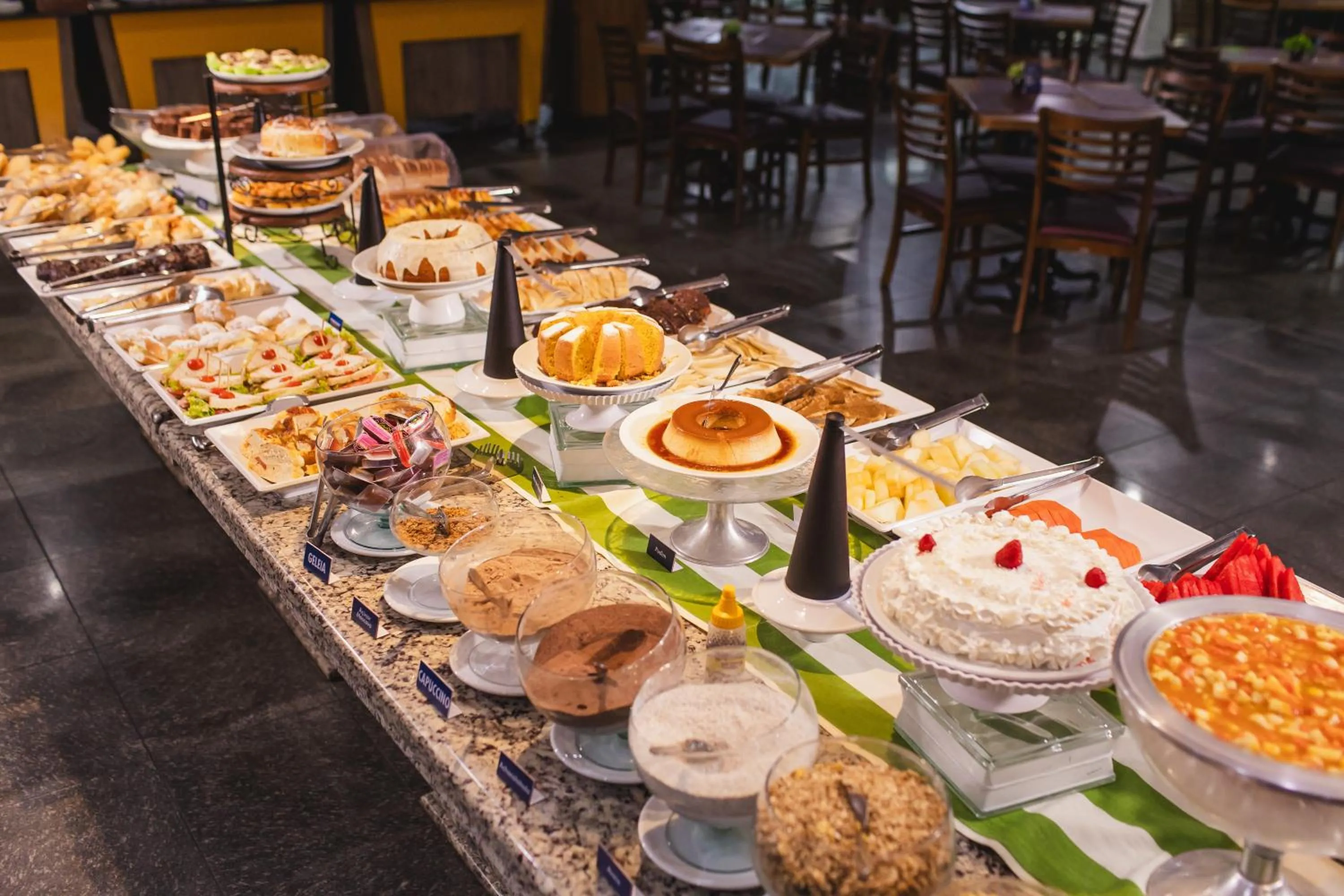 Restaurant/places to eat in Hotel Vilage Inn Ribeirão Preto & Convenções by Nacional Inn