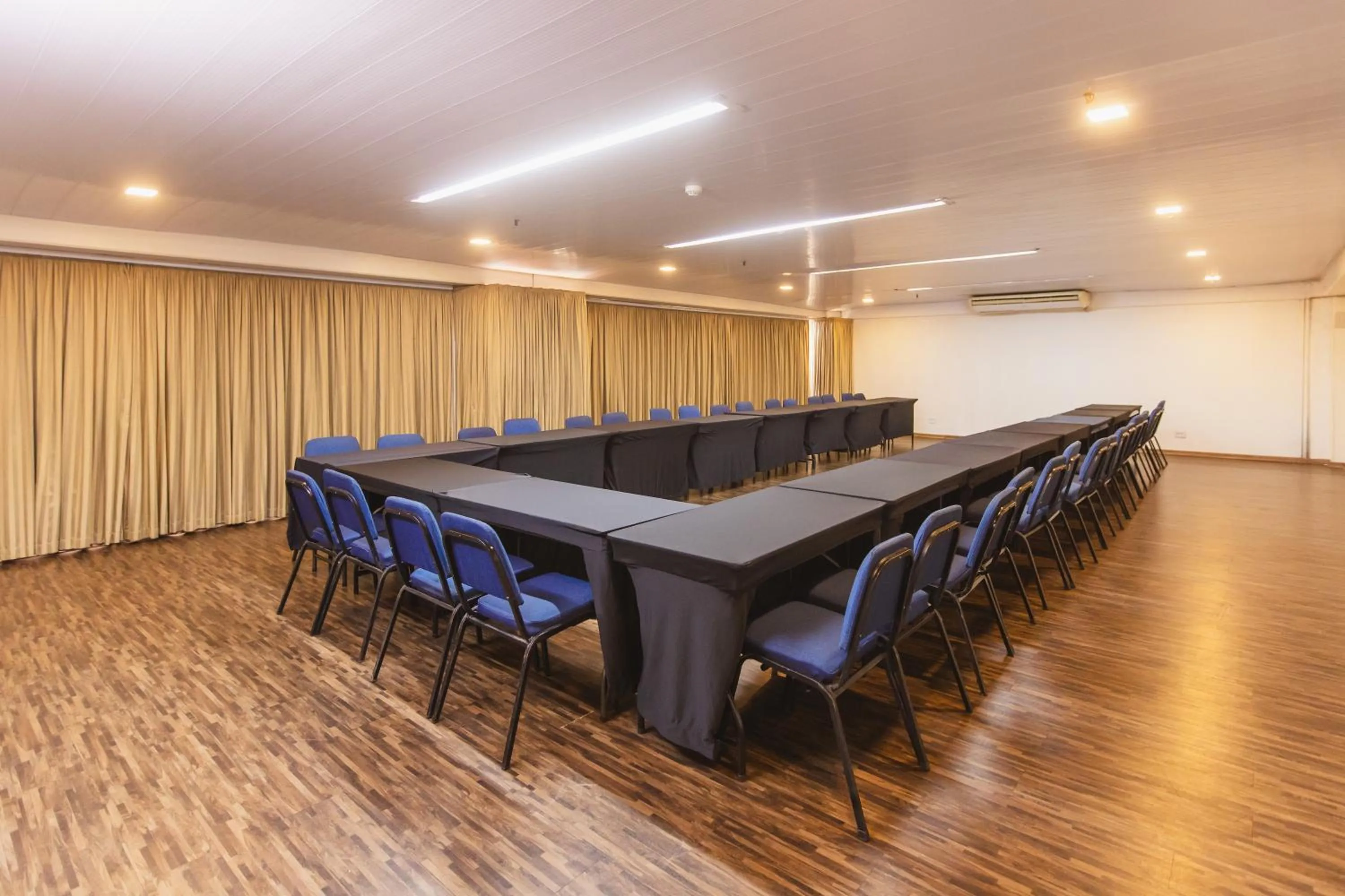 Meeting/conference room in Hotel Vilage Inn Ribeirão Preto & Convenções by Nacional Inn