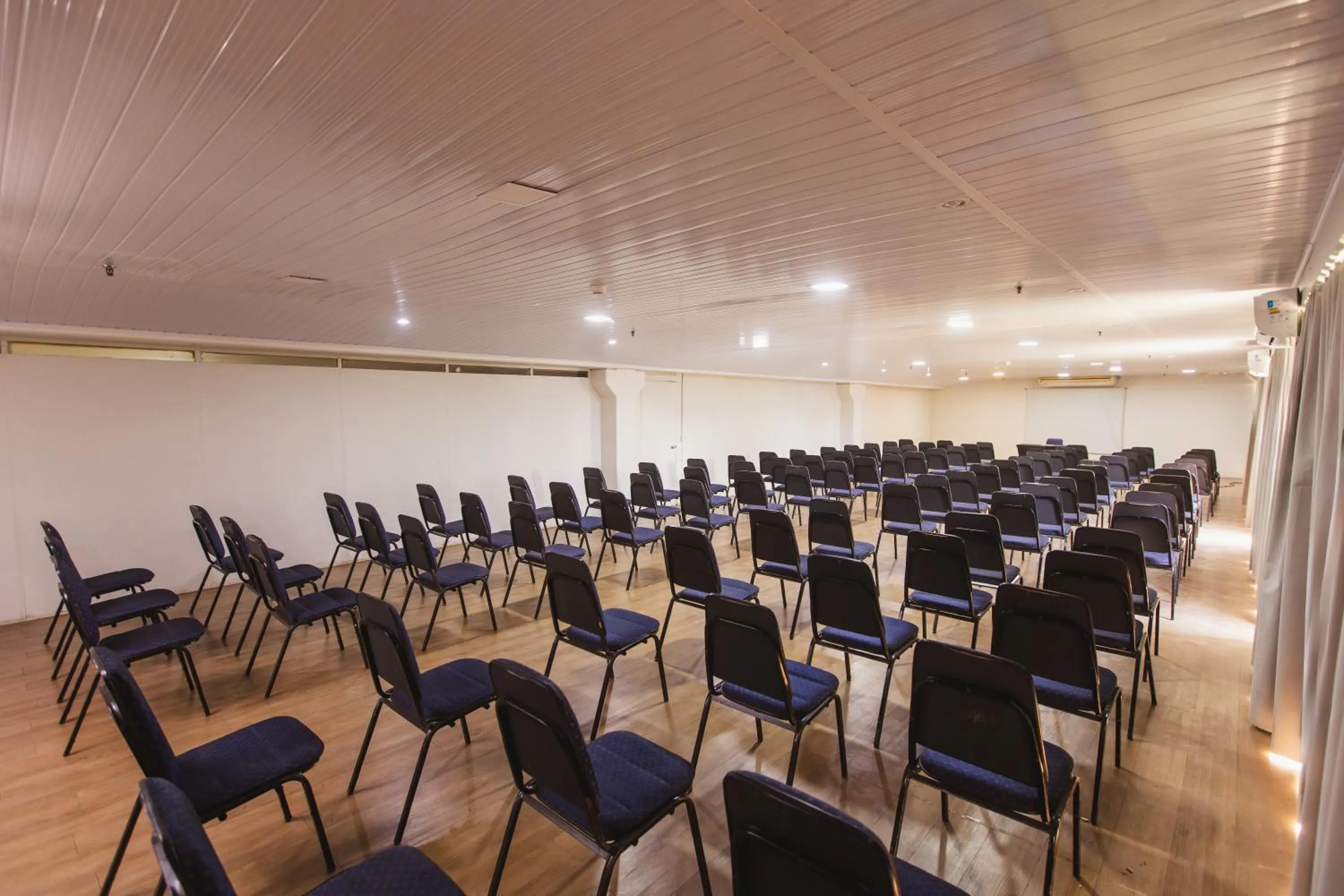 Meeting/conference room in Hotel Vilage Inn Ribeirão Preto & Convenções by Nacional Inn