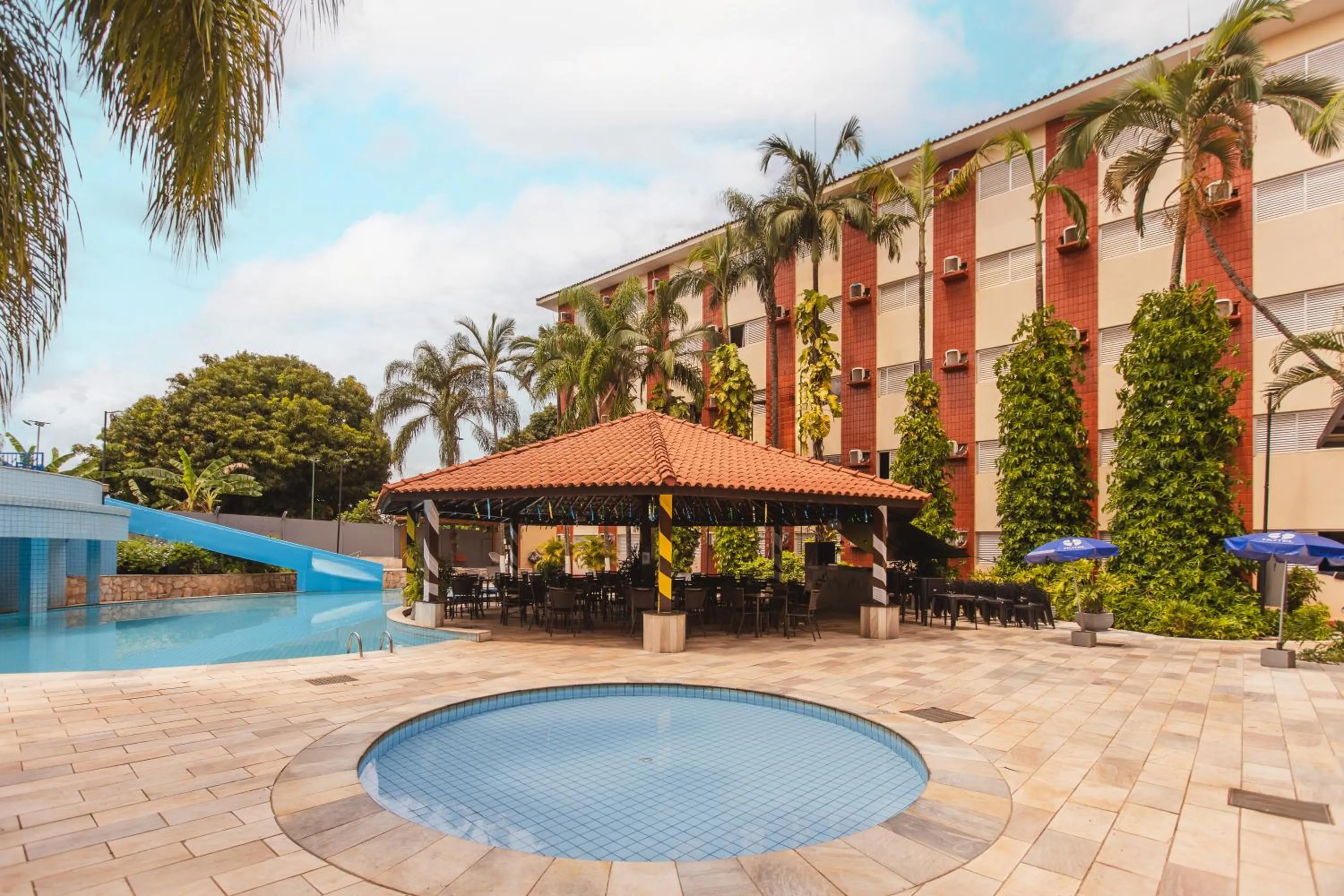 Swimming pool in Hotel Vilage Inn Ribeirão Preto & Convenções by Nacional Inn