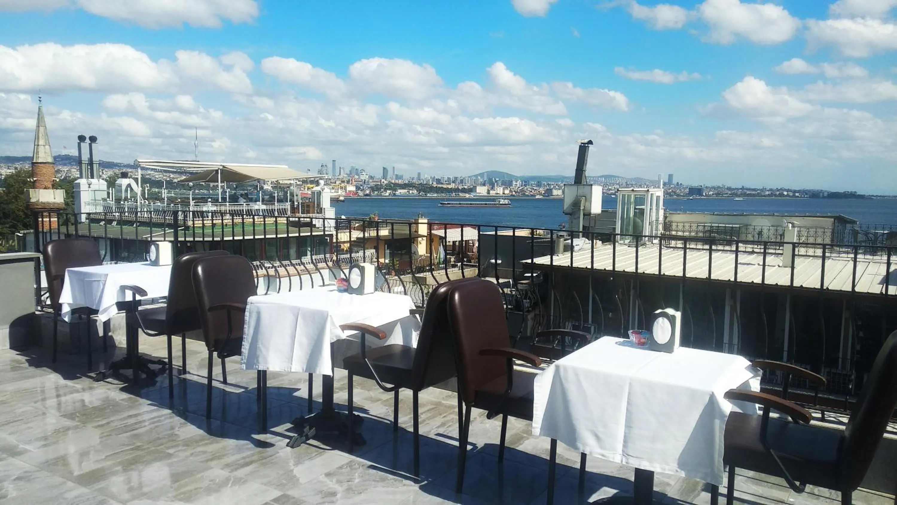 Restaurant/places to eat in Star Hotel