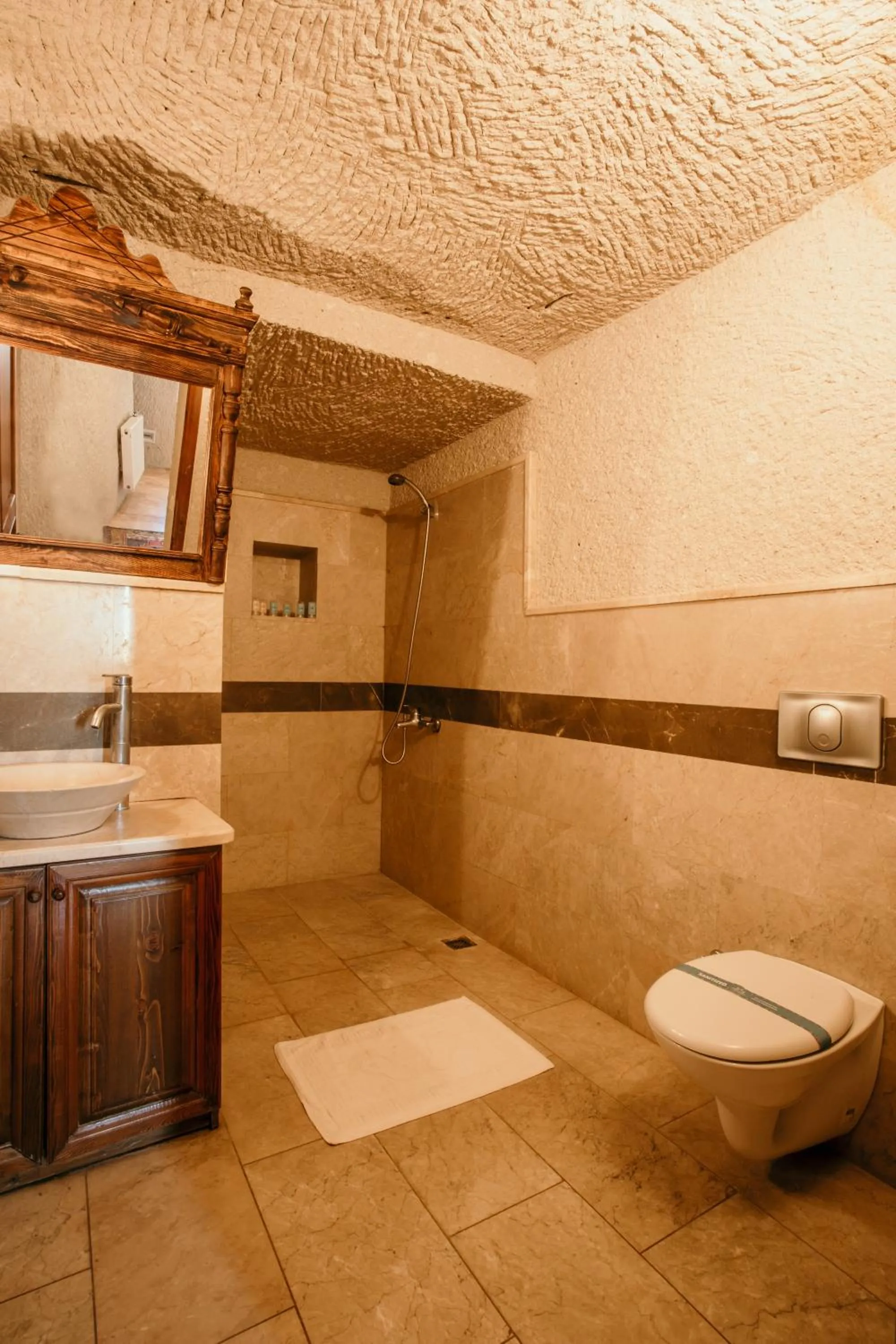 Shower in Village Cave House Hotel