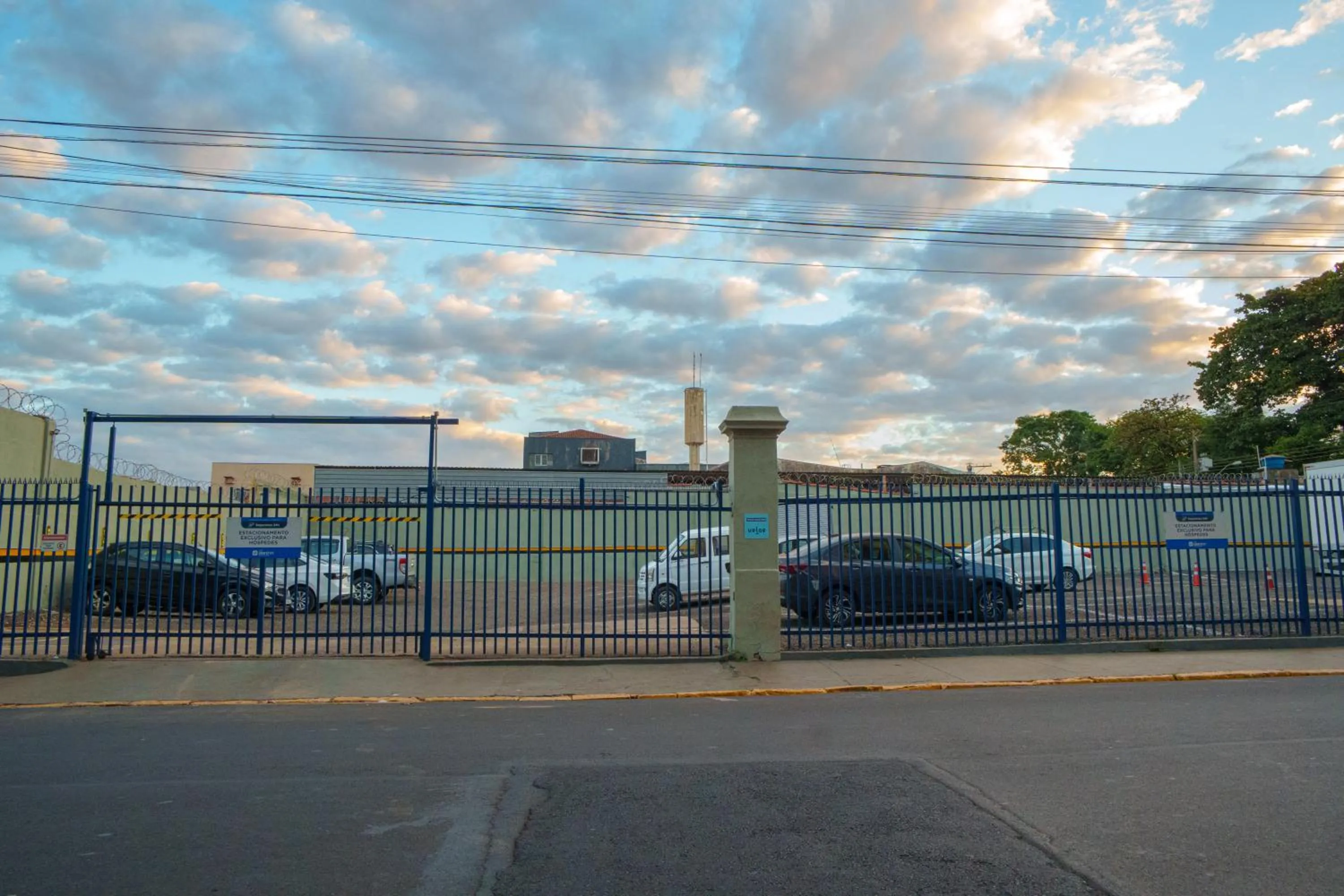 Parking in Hotel Dan Inn Express Ribeirão Preto By Nacional Inn