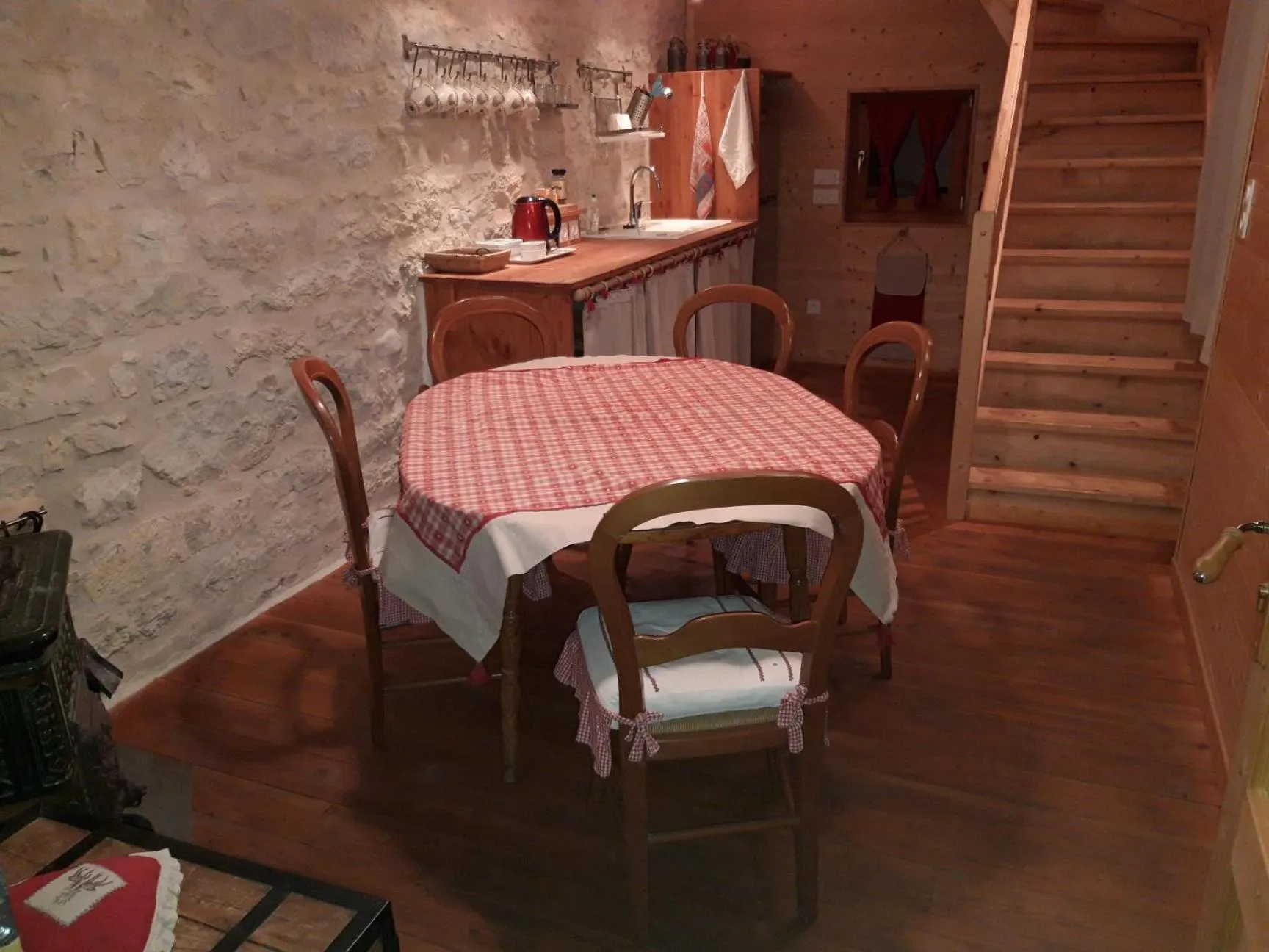 Kitchen or kitchenette in VALRELEY, chambres et table d'hôtes eco-friendly avec bain nordique au sud du massif du Jura