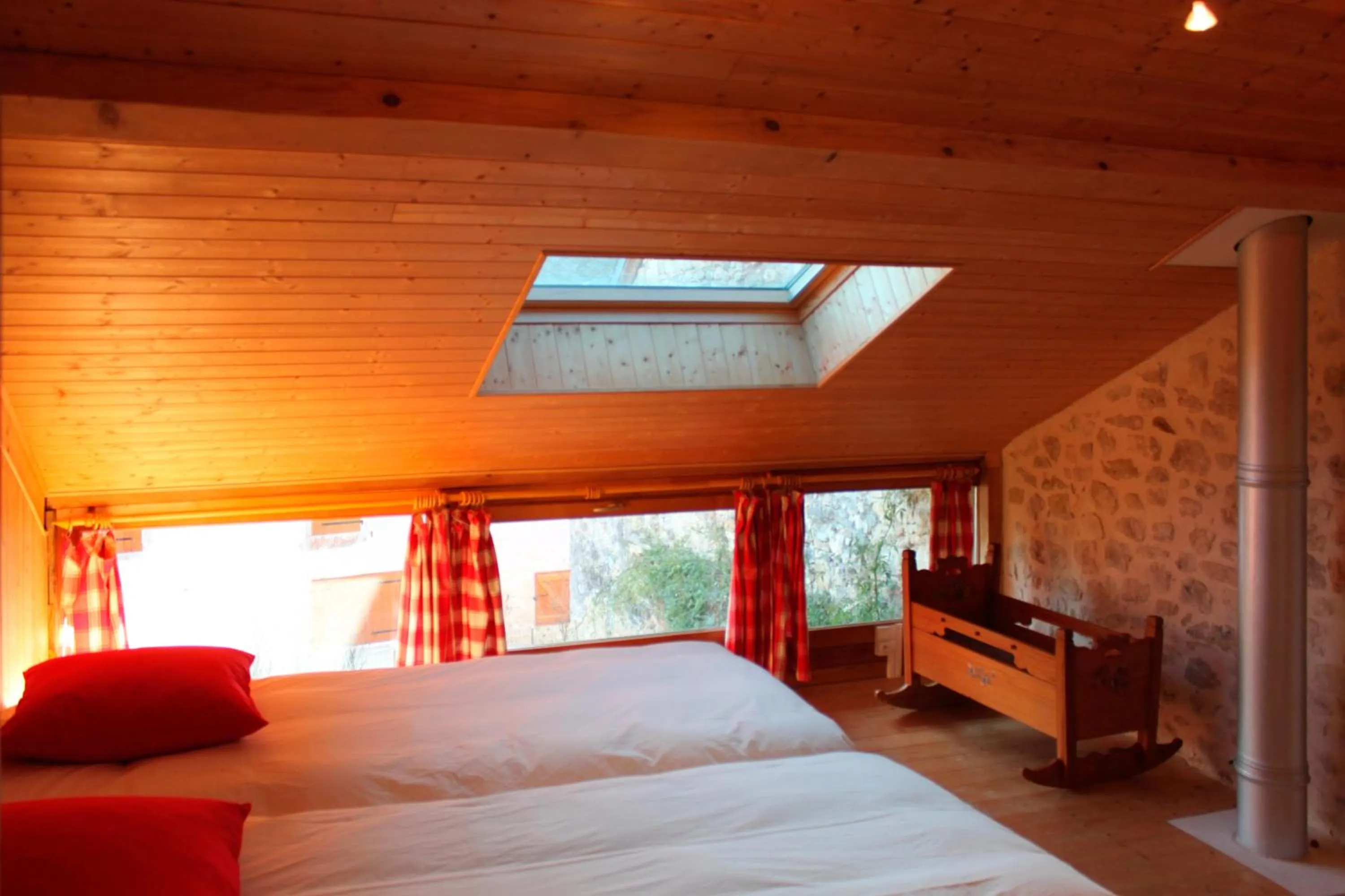 Photo of the whole room, Bed in VALRELEY, chambres et table d'hôtes eco-friendly avec bain nordique au sud du massif du Jura