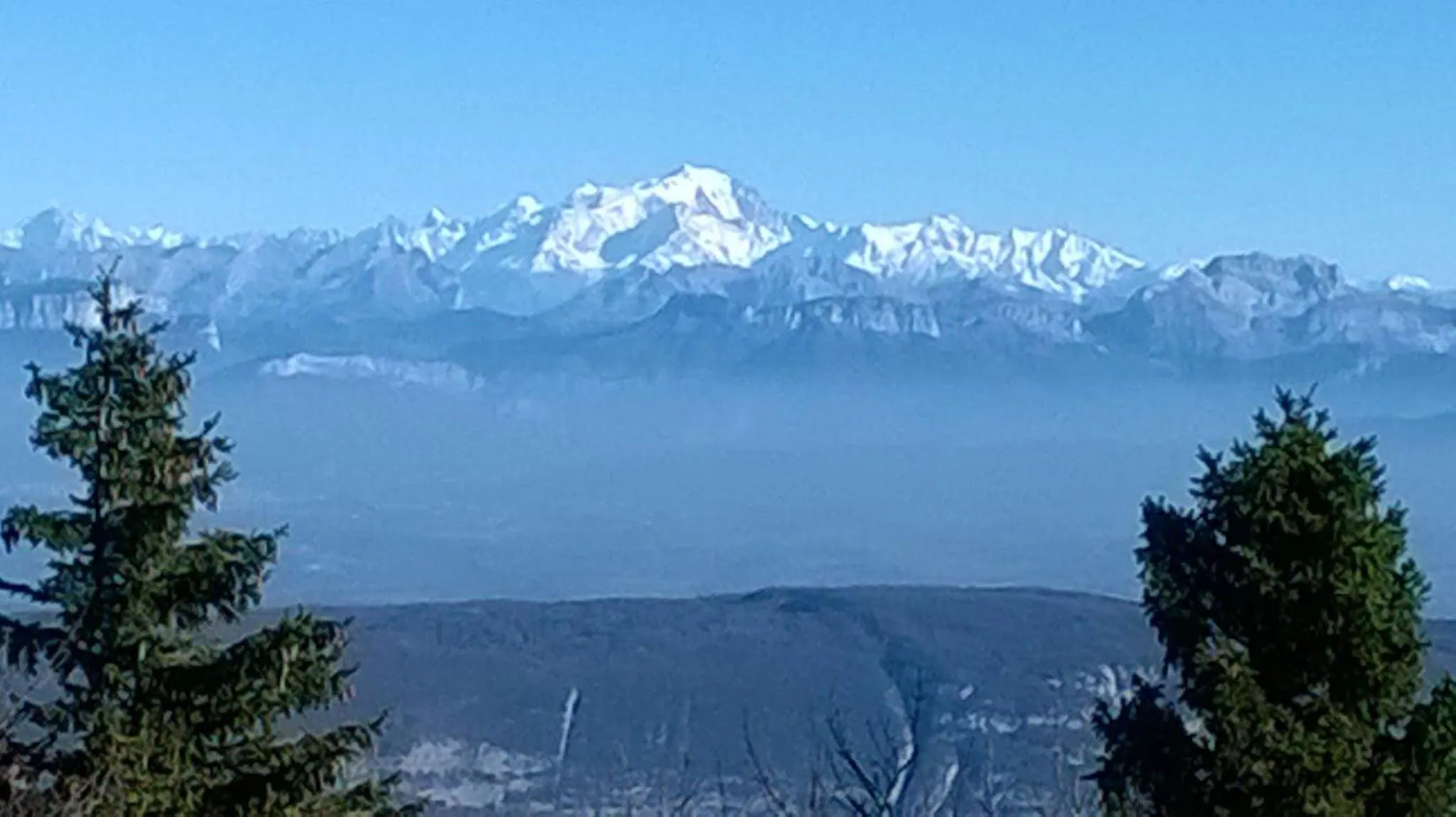Hiking in VALRELEY, chambres et table d'hôtes eco-friendly avec bain nordique au sud du massif du Jura