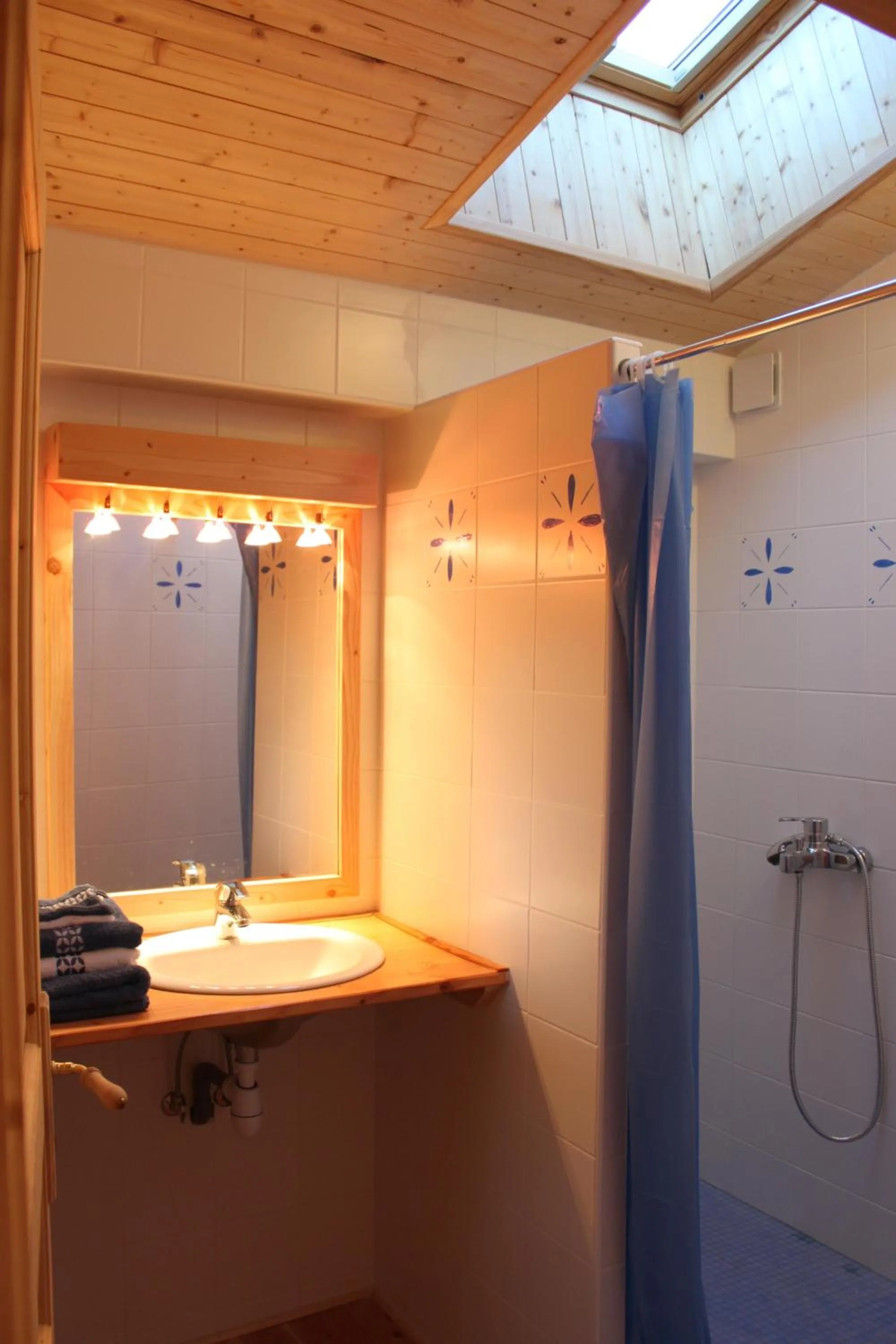Shower in VALRELEY, chambres et table d'hôtes eco-friendly avec bain nordique au sud du massif du Jura